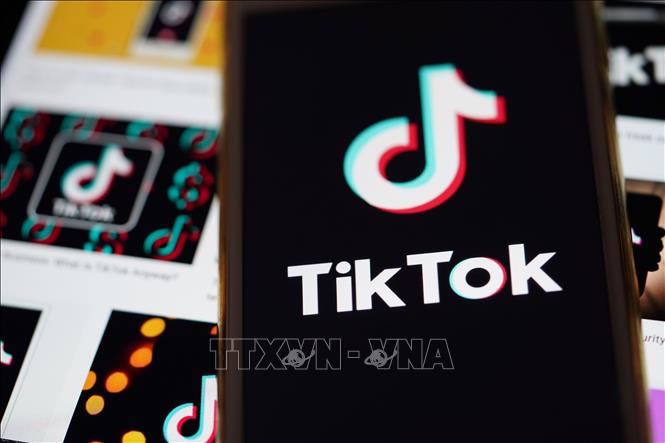Biểu tượng của TikTok trên màn hình điện thoại thông minh. Ảnh: THX/TTXVN

