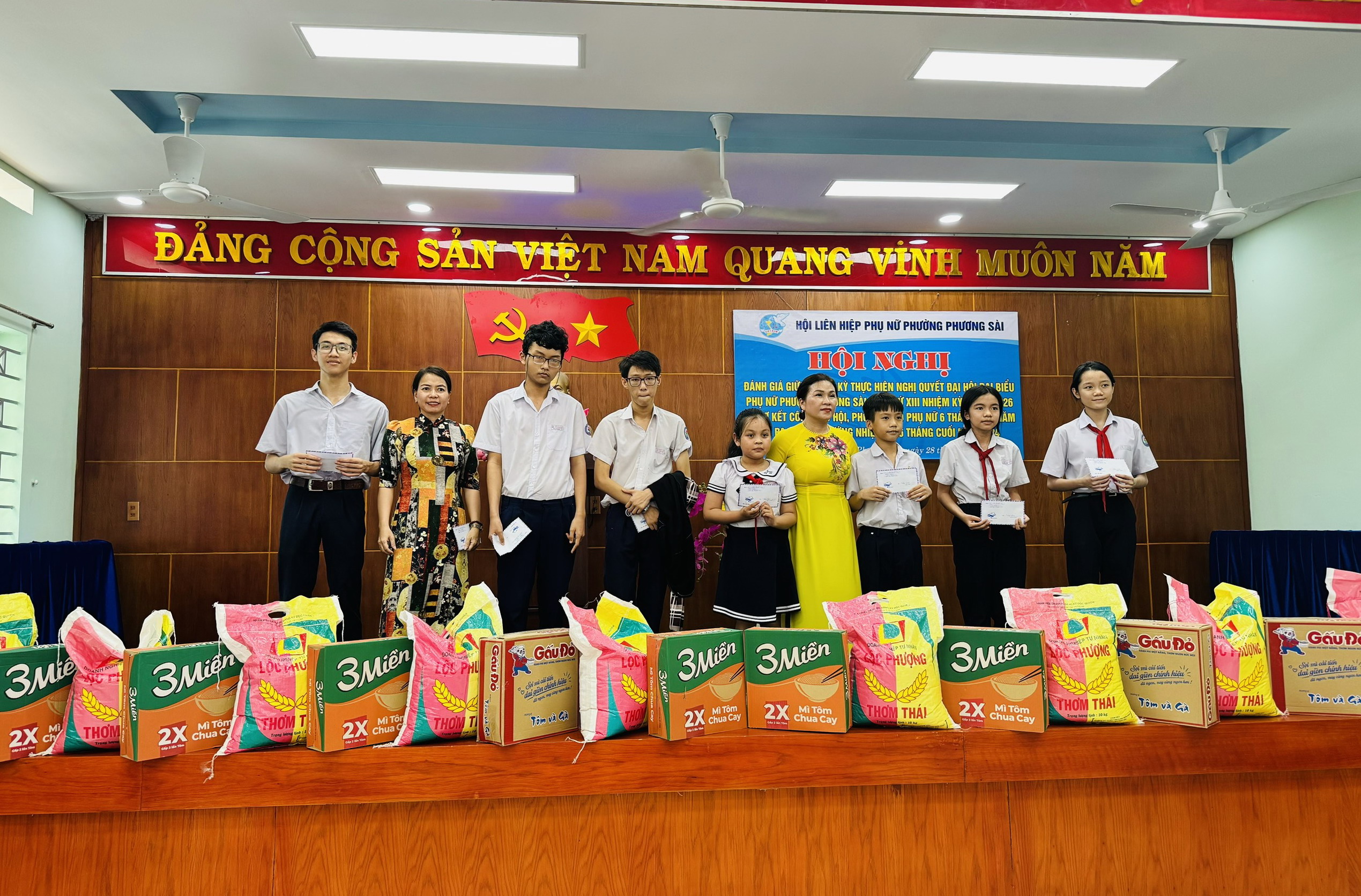 Hội LHPN phường Phương Sài trao quà cho các em học sinh vượt khó học giỏi.