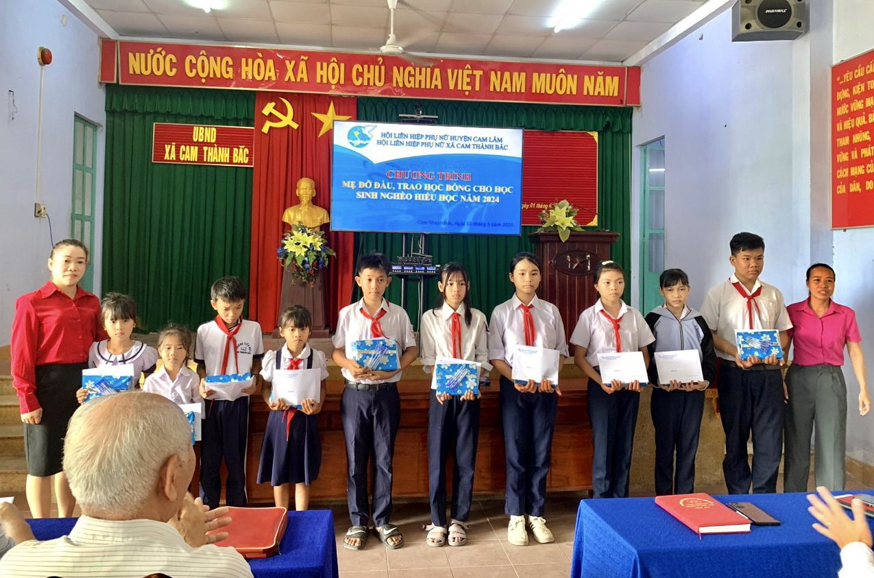 Hội Liên hiệp Phụ nữ xã Cam Thành Bắc:: Nhận đỡ đầu 2 trẻ mồ côi và trao 10 suất học bổng cho học sinh nghèo hiếu học