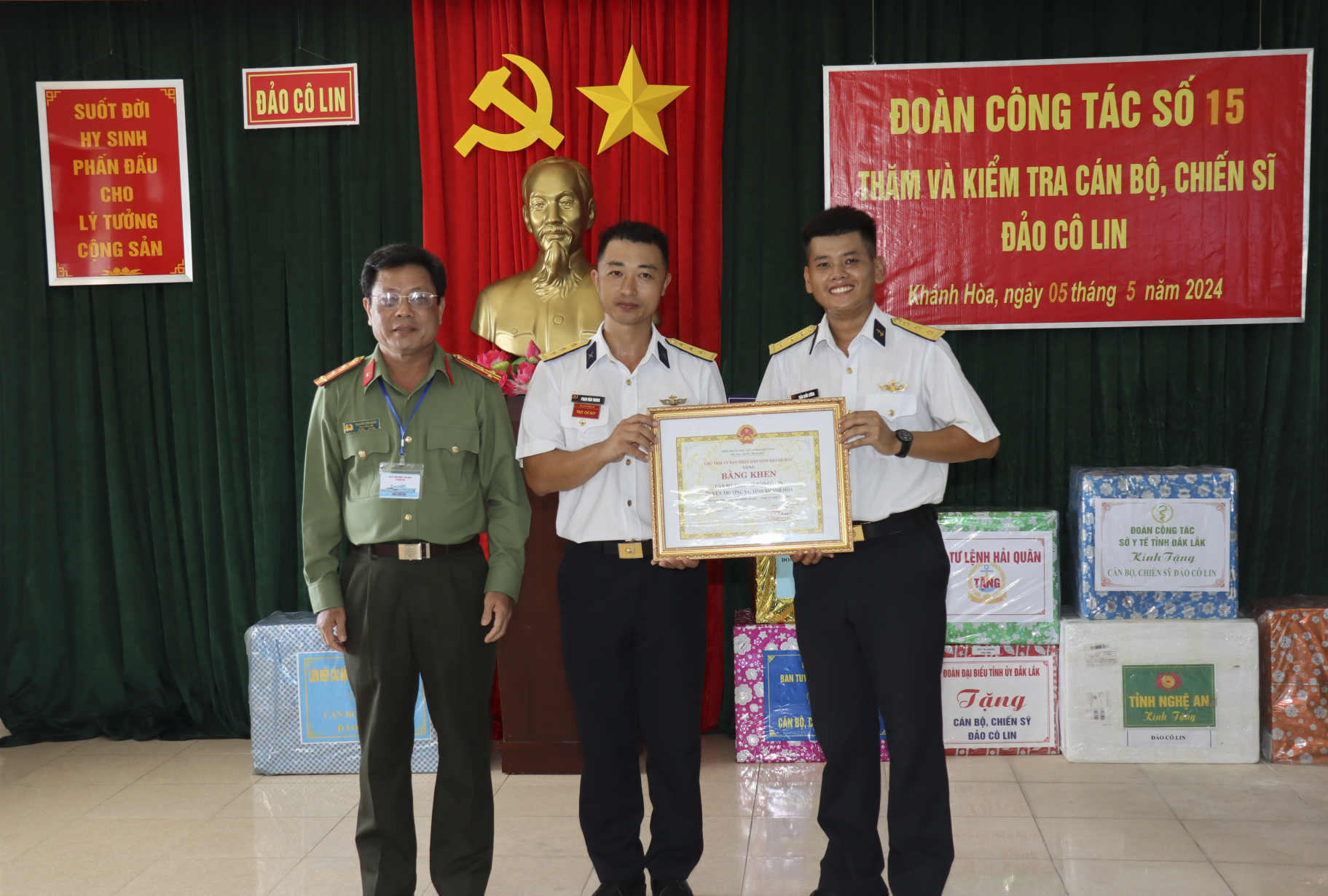 Ông Nguyễn Văn Ngàn - Phó Giám đốc Công an tỉnh Khánh Hòa trao bằng khen của UBND tỉnh cho cán bộ, chiến sĩ đảo Cô Lin.