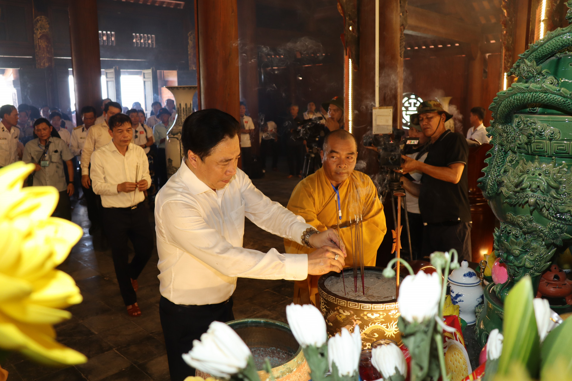 Đồng  chí Nguyễn  Khắc  Toàn  thắp  nhang tại chùa Song Tử Tây