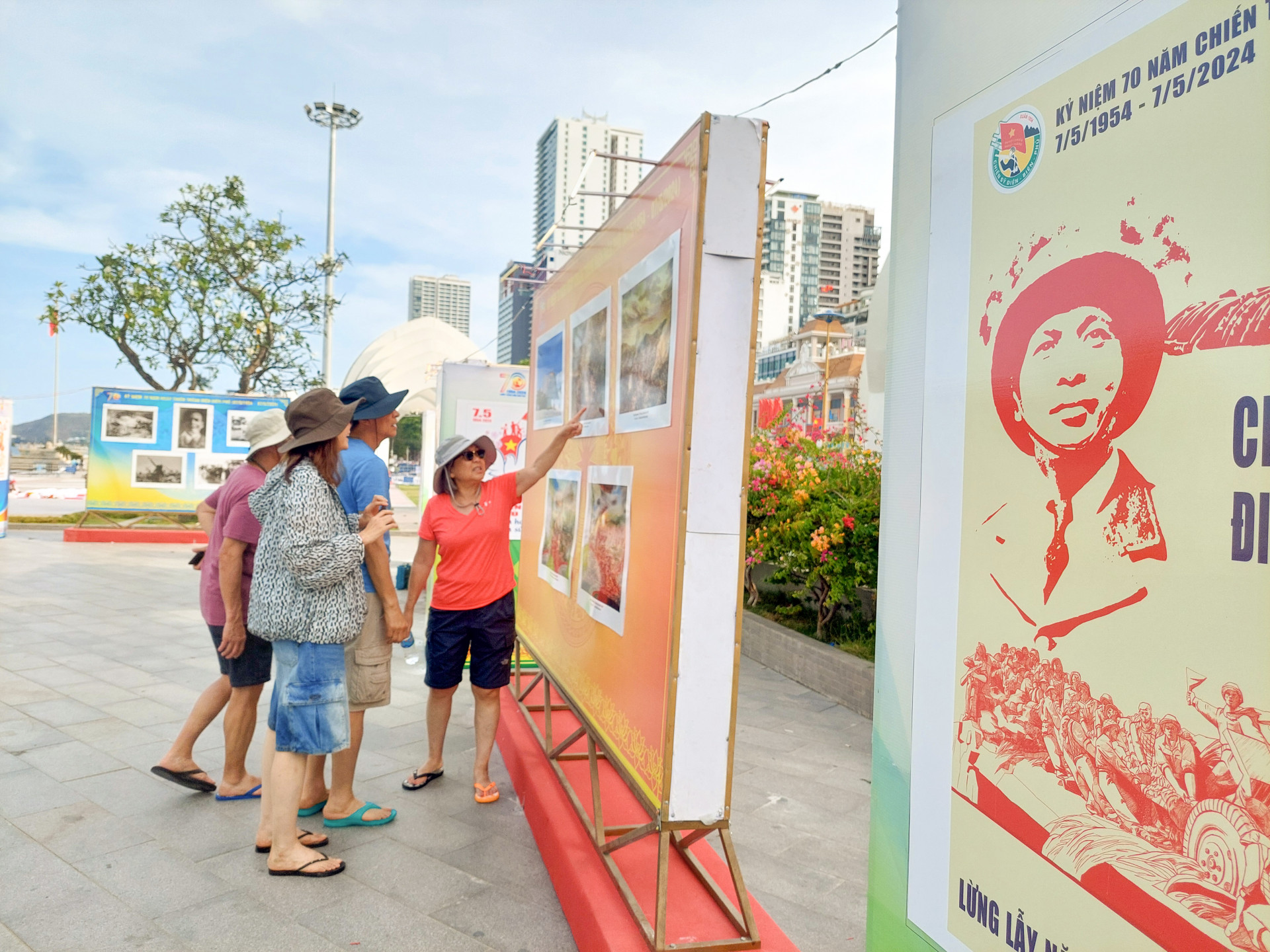 Những vị khách du lịch Hàn Quốc xem hình ảnh về chiến thắng Điện Biên Phủ.