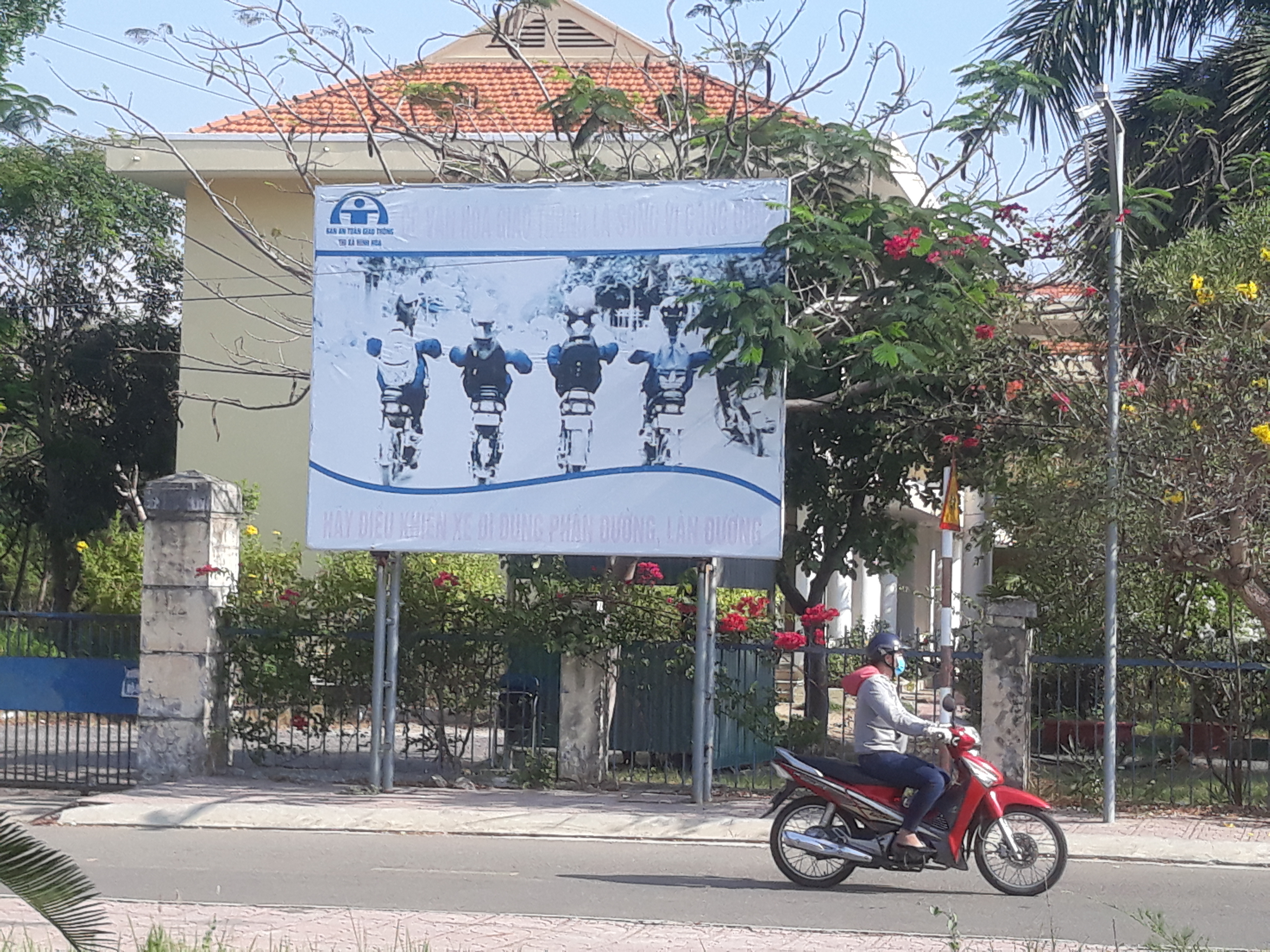 Pa nô tuyên truyền đã cũ