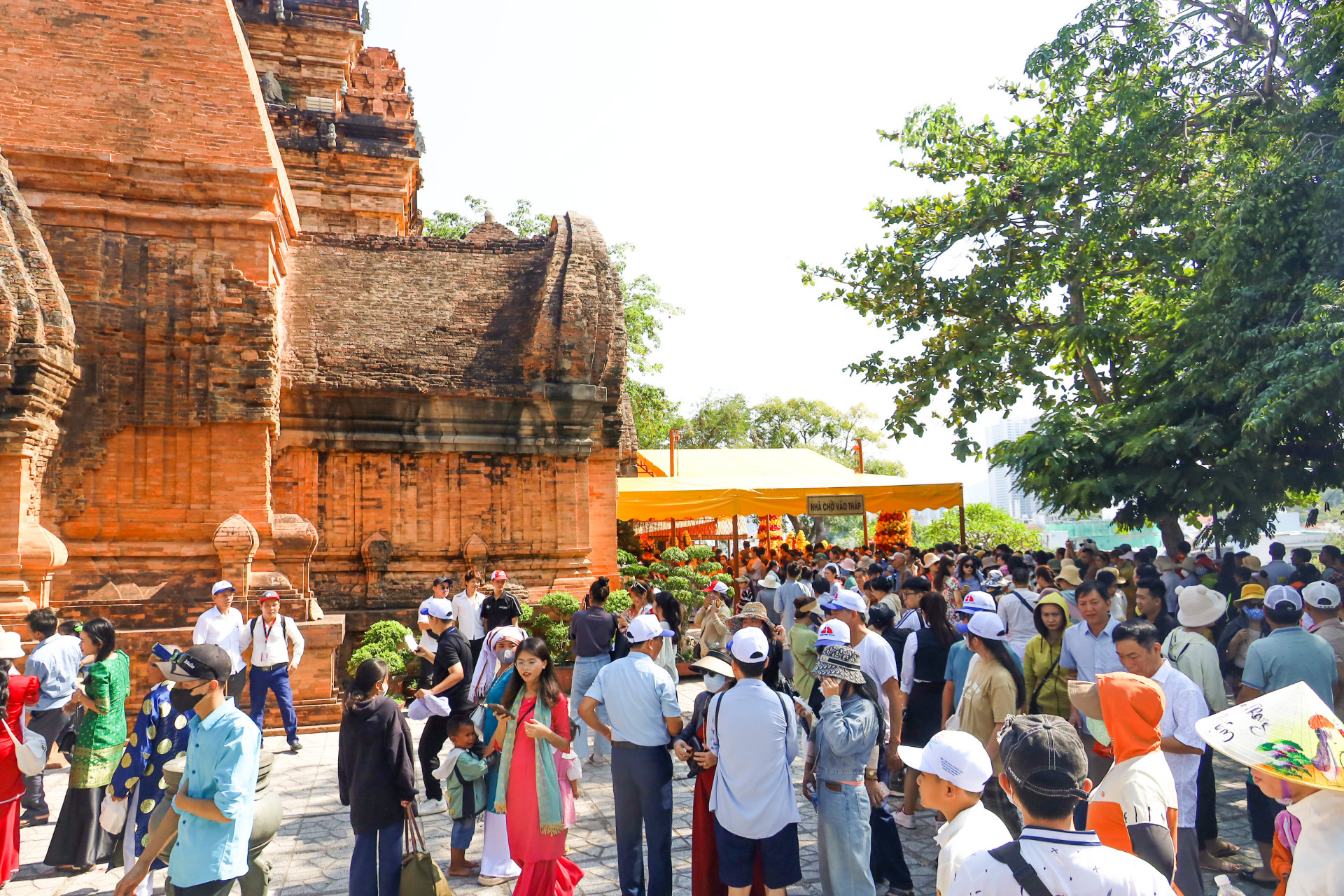Ponagar Temple is crowded with people during Ponagar Temple Festival 2024

