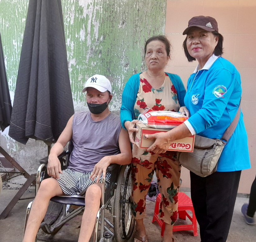 Hội Liên hiệp Phụ nữ phường Vĩnh Nguyên:: Trao 172 phần quà cho phụ nữ khó khăn, khuyết tật, người mắc bệnh nặng