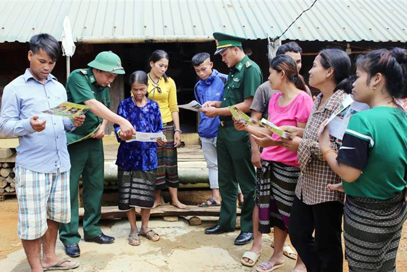 Bộ đội Biên phòng tỉnh Quảng Trị tuyên truyền về chủ trương, đường lối của Đảng, chính sách, pháp luật của Nhà nước cho nhân dân xã Ba Nang, huyện Đakrông. (Ảnh TTXVN)

