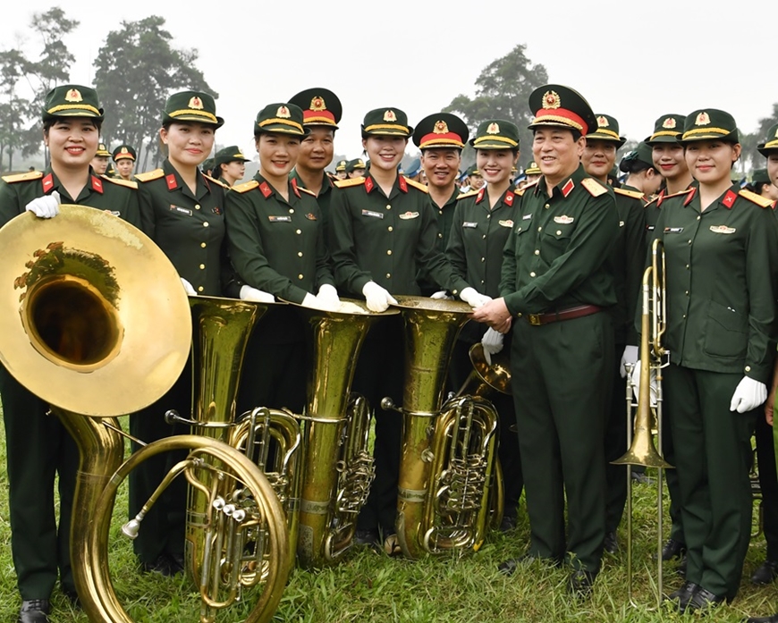 Đại tướng Lương Cường động viên khối nữ luyện tập chuẩn bị cho Lễ kỷ niệm 70 năm Chiến thắng Điện Biên Phủ (7-5-1954 / 7-5-2024). Ảnh: TUẤN HUY 

