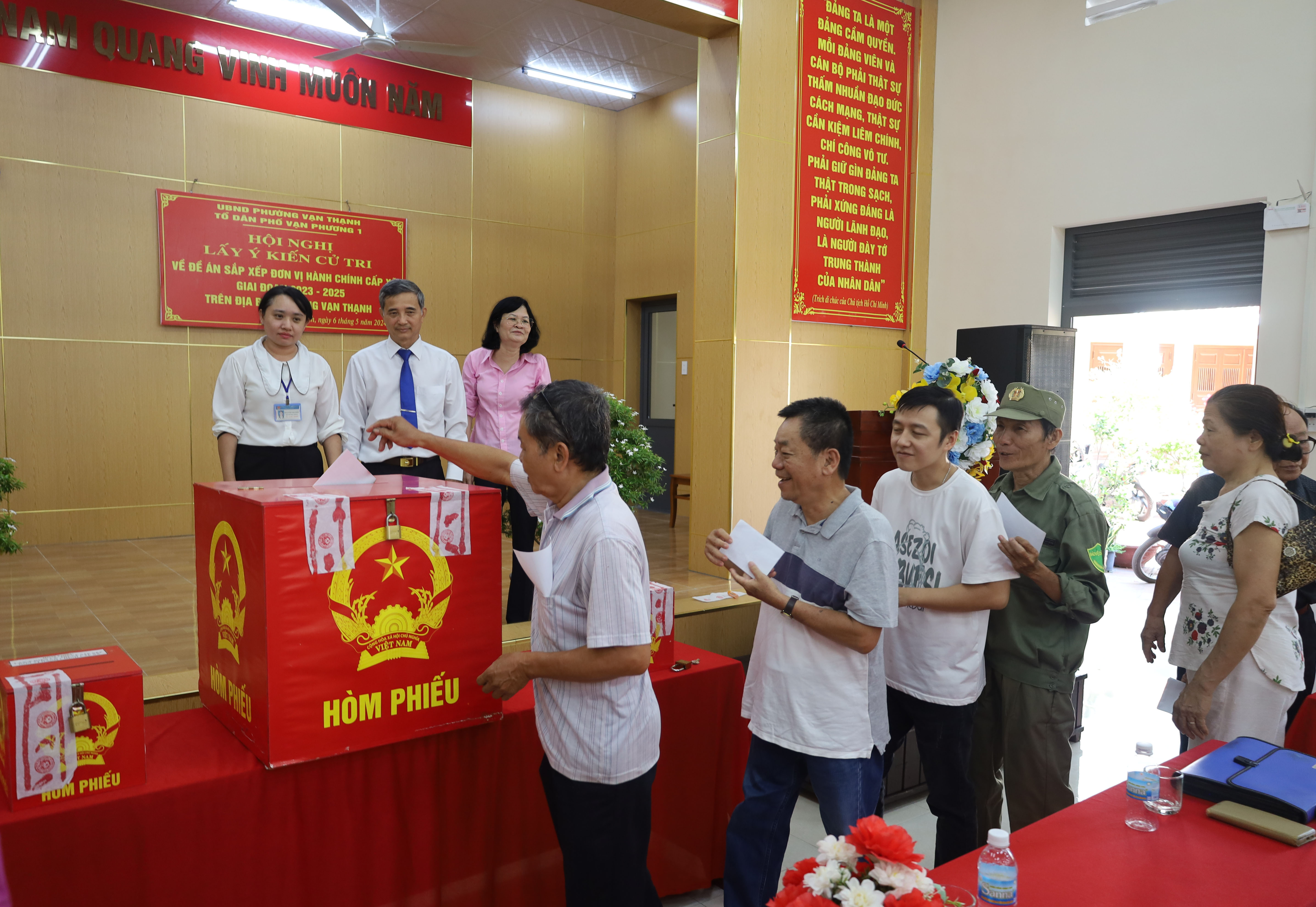 Giám sát việc tổ chức lấy ý kiến cử tri về sắp xếp đơn vị hành chính cấp xã tại Nha Trang