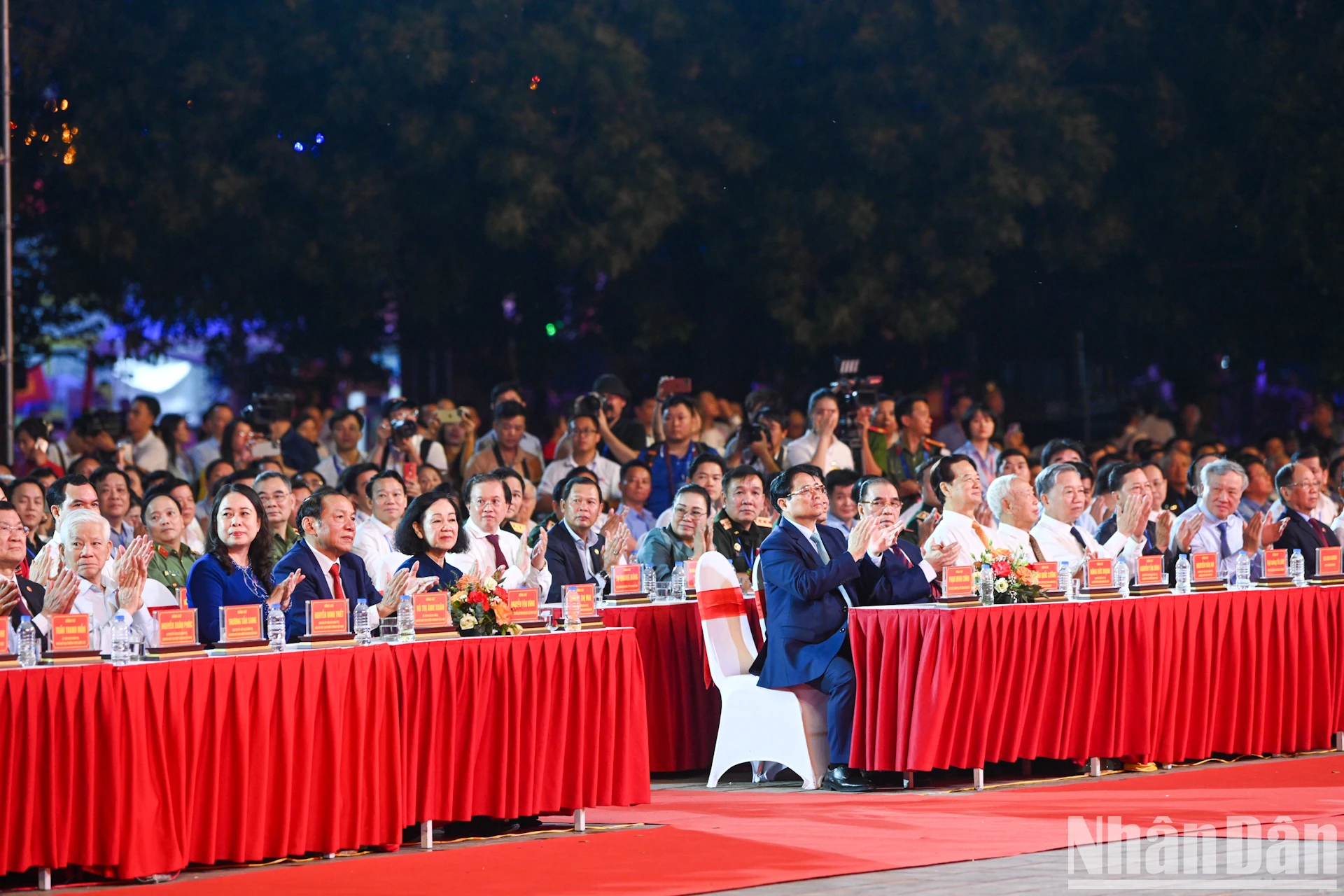 Các đồng chí lãnh đạo Đảng, Nhà nước tham dự chương trình.
