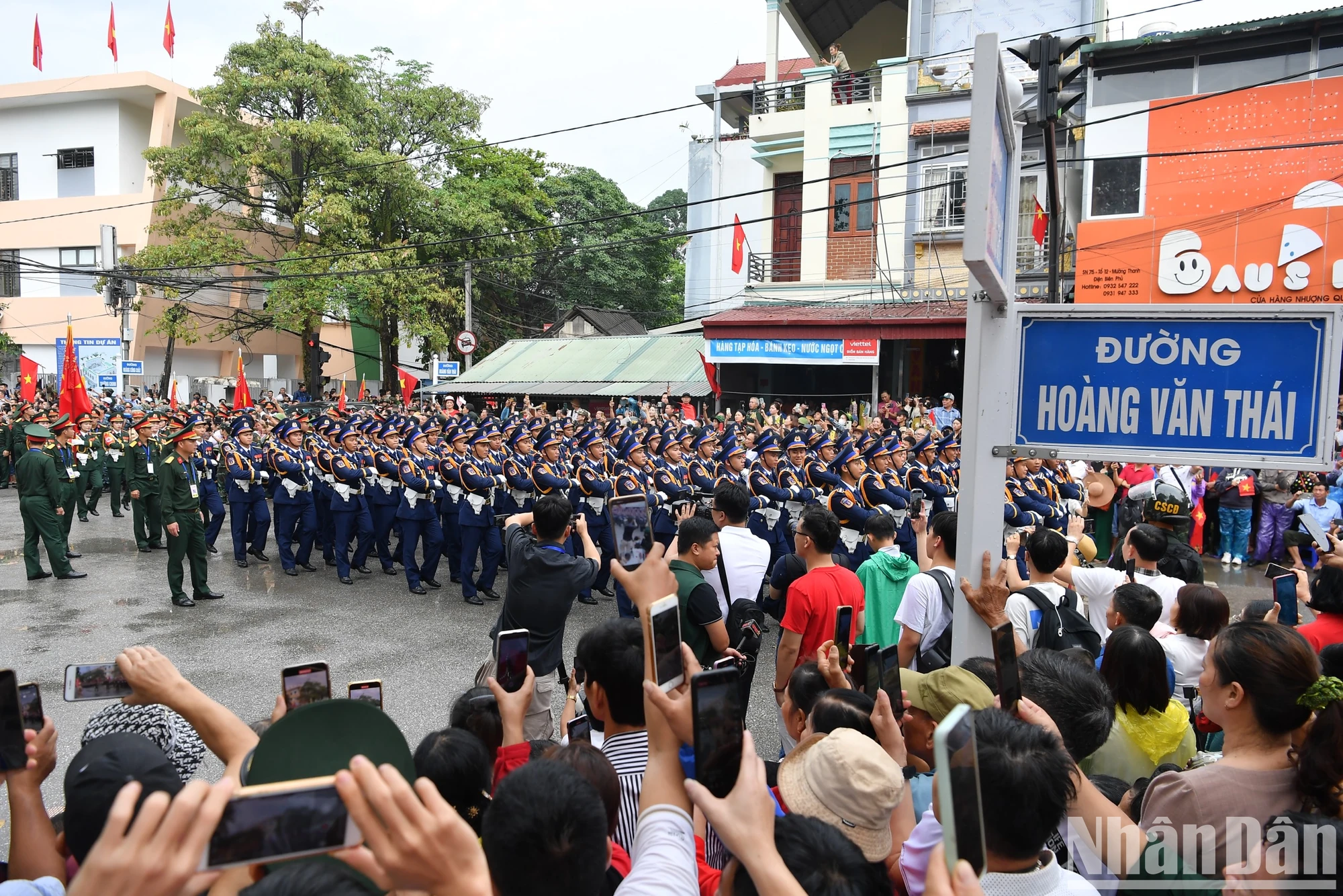 Sau khi kết thúc phần diễu binh, diễu hành tại sân vận động tỉnh Điện Biên, các lực lượng quân đội, dân quân tự vệ và công an, các ban ngành, đoàn thể xã hội... qua các tuyến phố chính.


