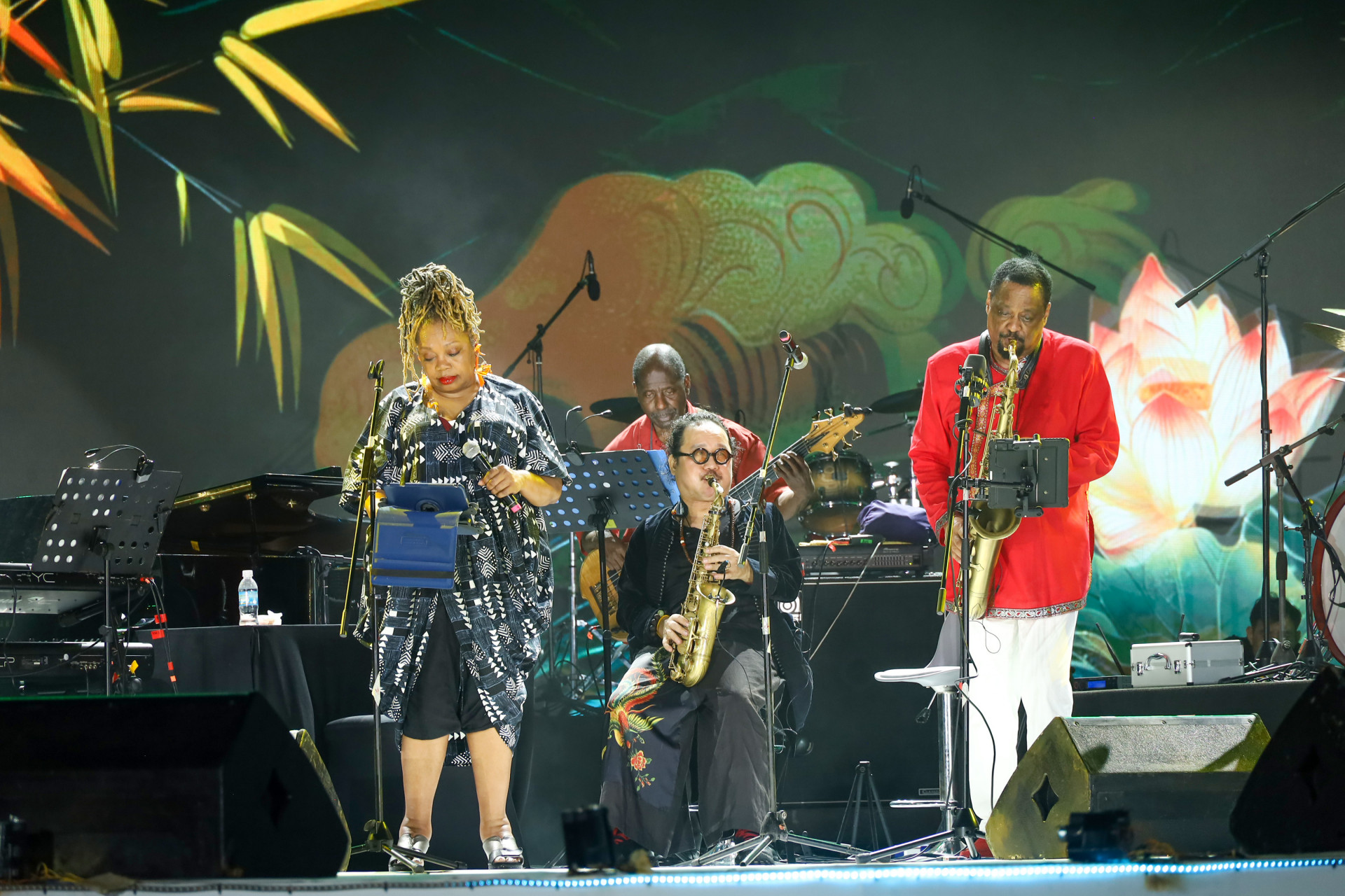 Impromptu collaboration between jazz legend Chico Freeman and the band with artist Tran Manh Tuan (seated) in a Vietnam folk song 

