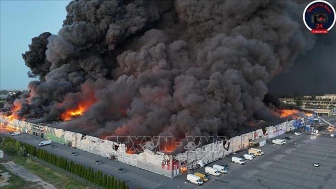 Gần 1.400 gian hàng tại trung tâm thương mại số 44 Marywilska, ở Thủ đô Varsava chìm trong biển lửa. Ảnh: Wawa Hot News 24/TTXVN phát

