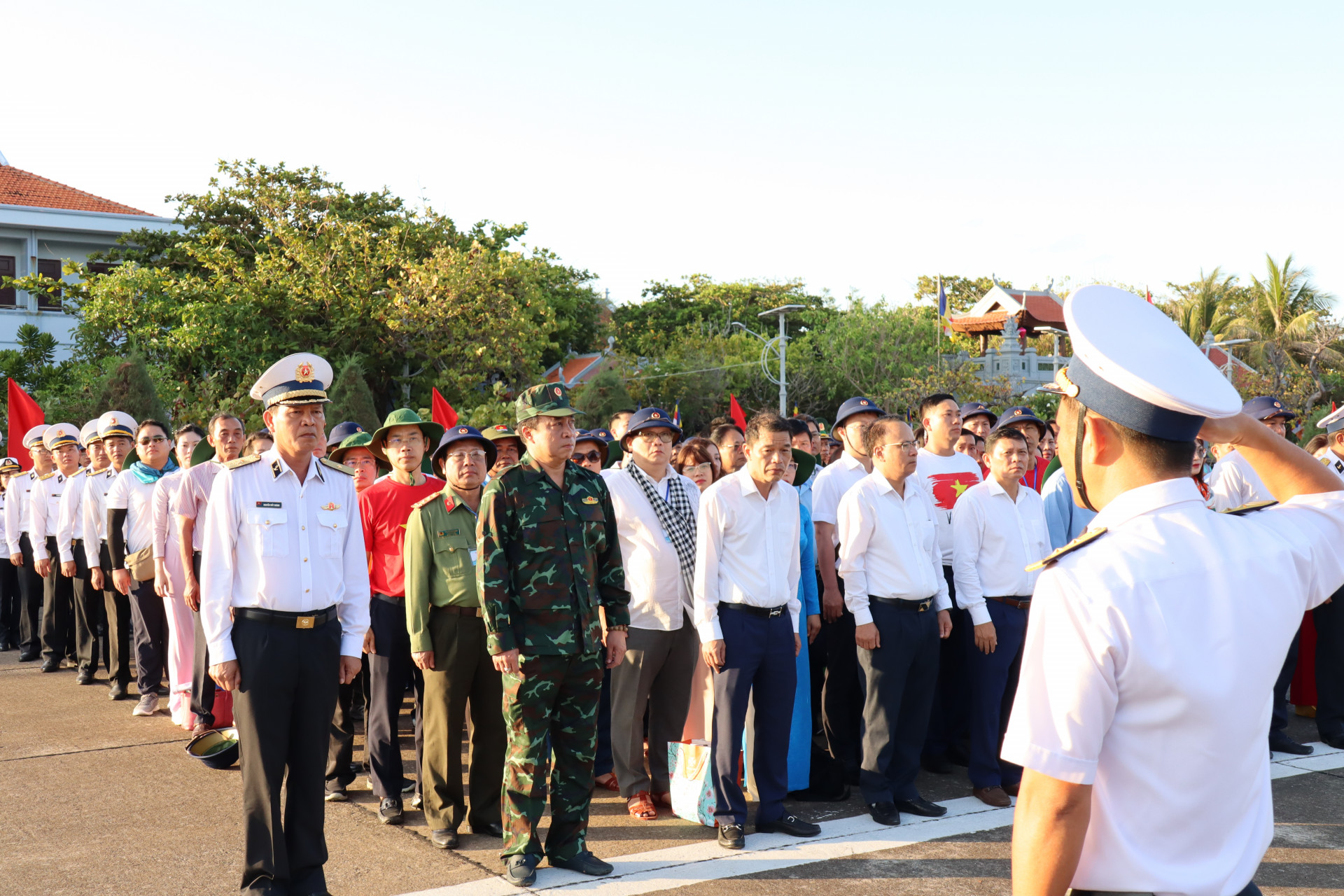 Chỉ huy đảo Trường Sa báo cáo đồng chí Chuẩn Đô đốc Nguyễn Viết Khánh - Phó Tham mưu trưởng Quân chủng Hải quân tiến hành Lễ chào cờ
