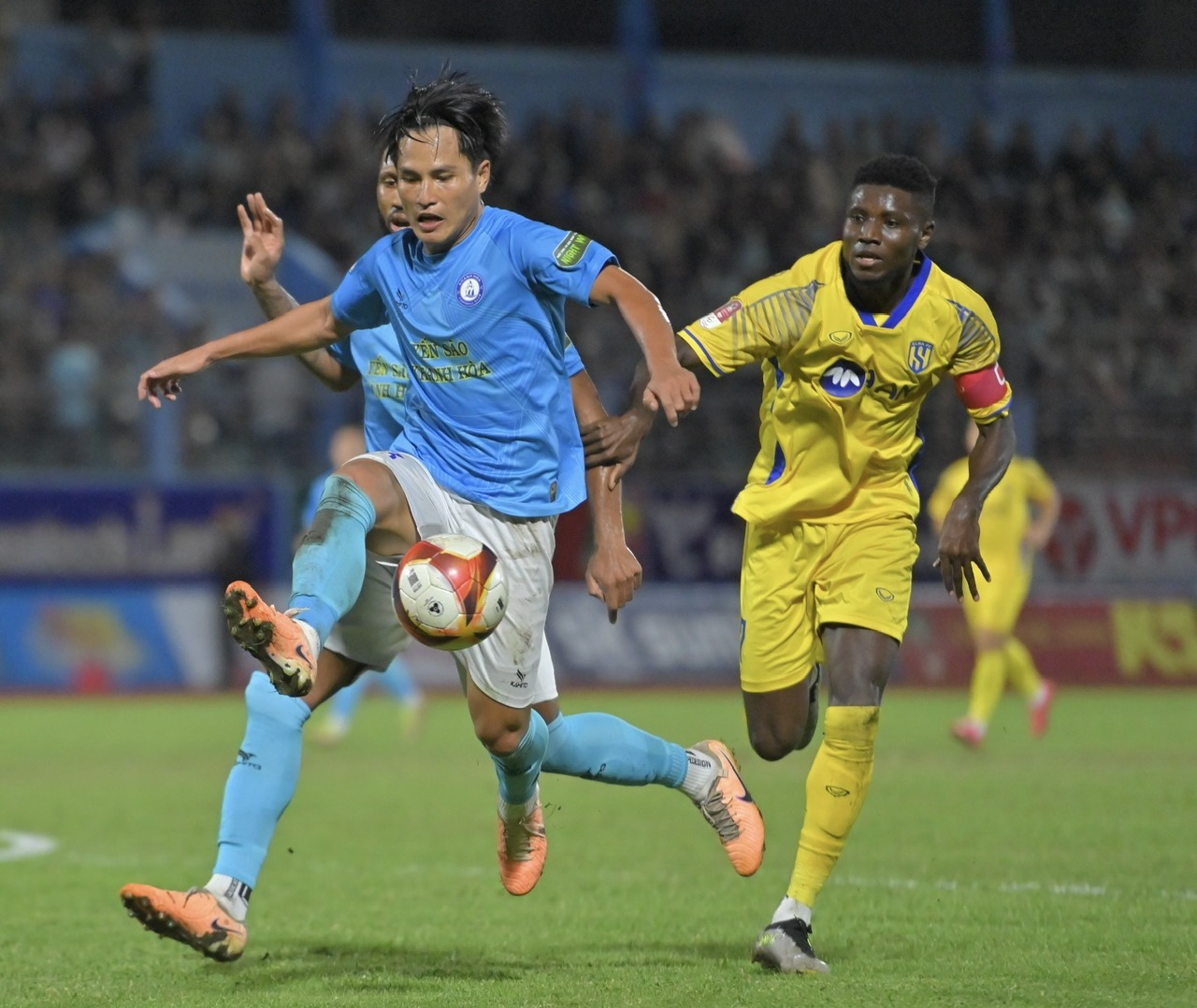 Khanh Hoa FC playing Song Lam Nghe An in the first leg

