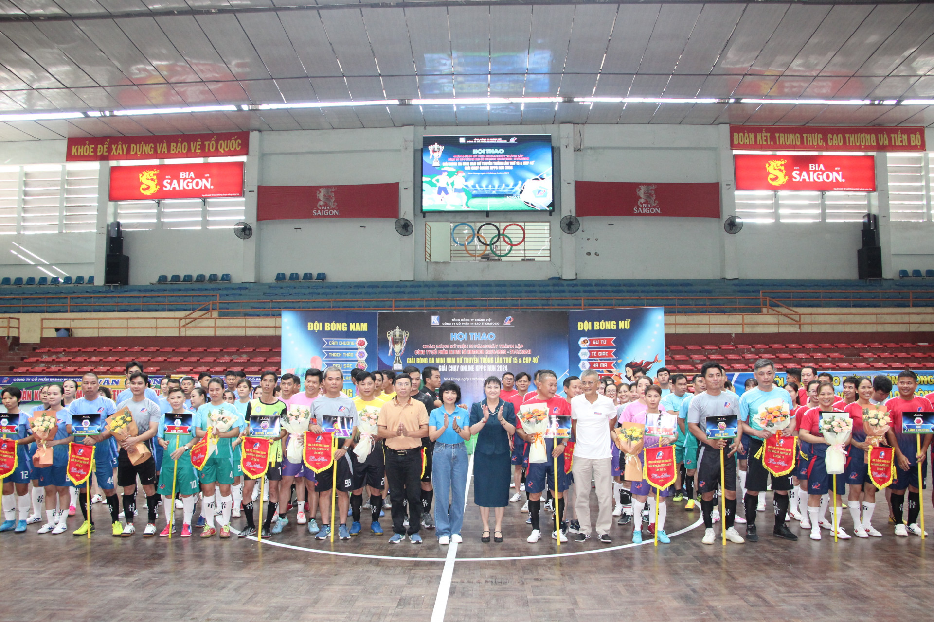 Organization board giving flowers and souvenir flags to the teams

