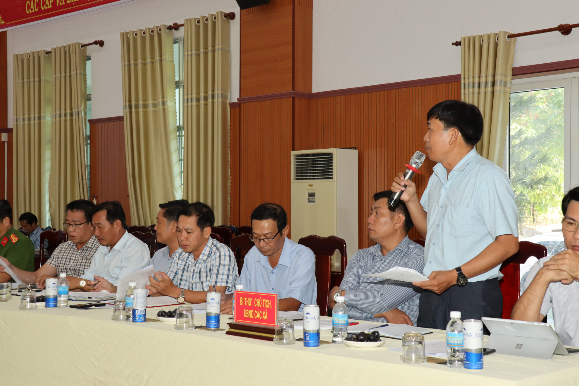 Lãnh đạo xã Cam Thịnh Đông phát biểu tại cuộc họp 