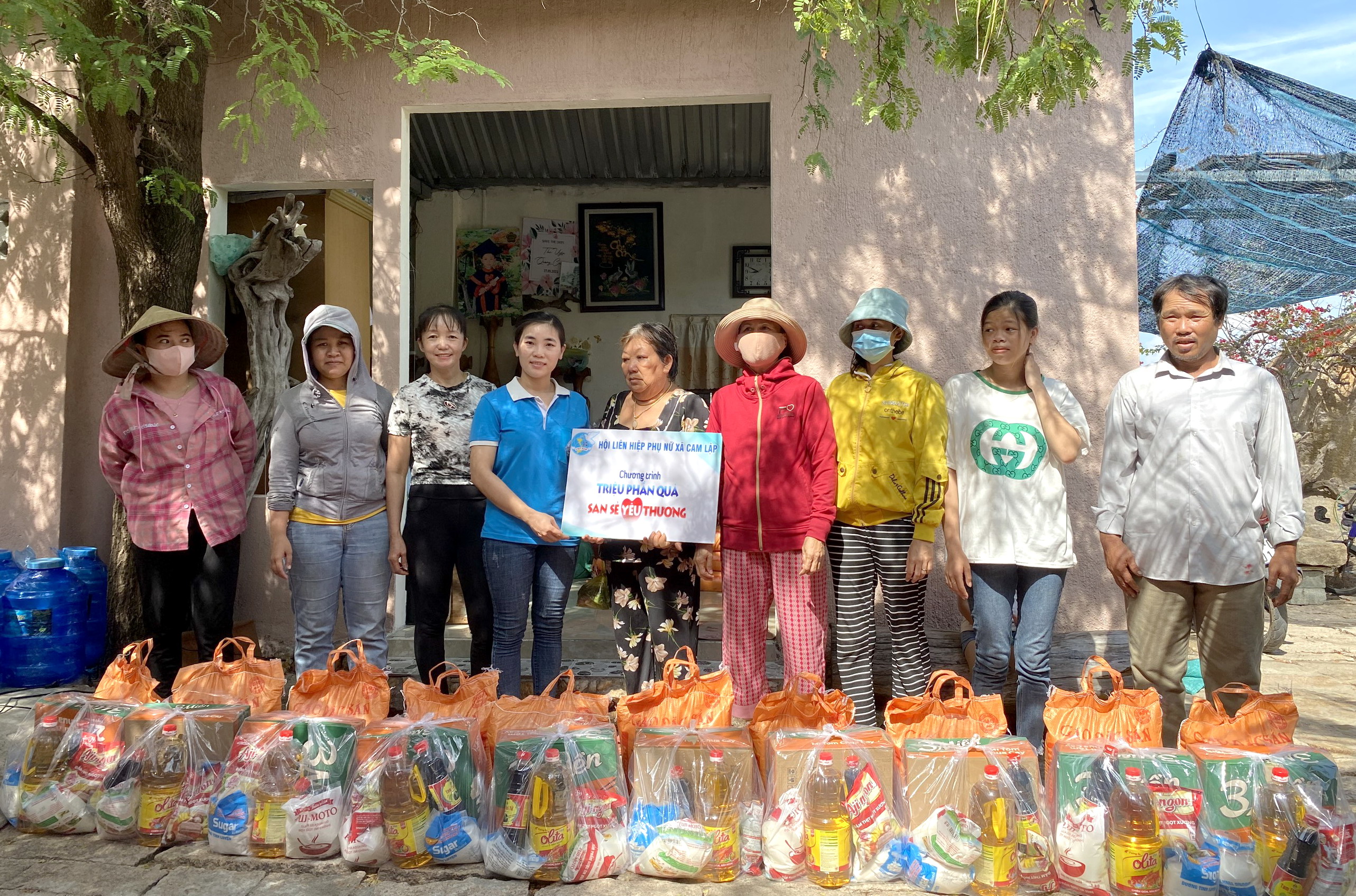 Hội Liên hiệp Phụ nữ xã Cam Lập:: Trao 100 suất quà cho người nghèo, có hoàn cảnh khó khăn