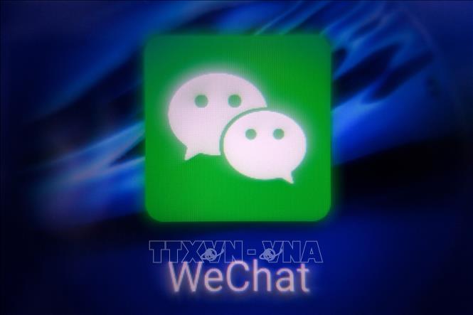 Biểu tượng của ứng dụng nhắn tin WeChat trên màn hình máy tính bảng. Ảnh: AFP/TTXVN

