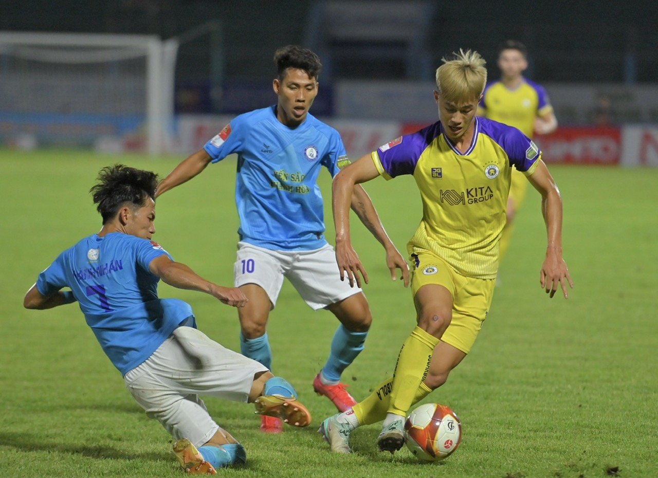 Khanh Hoa FC playing Hanoi in the first leg of this years season

