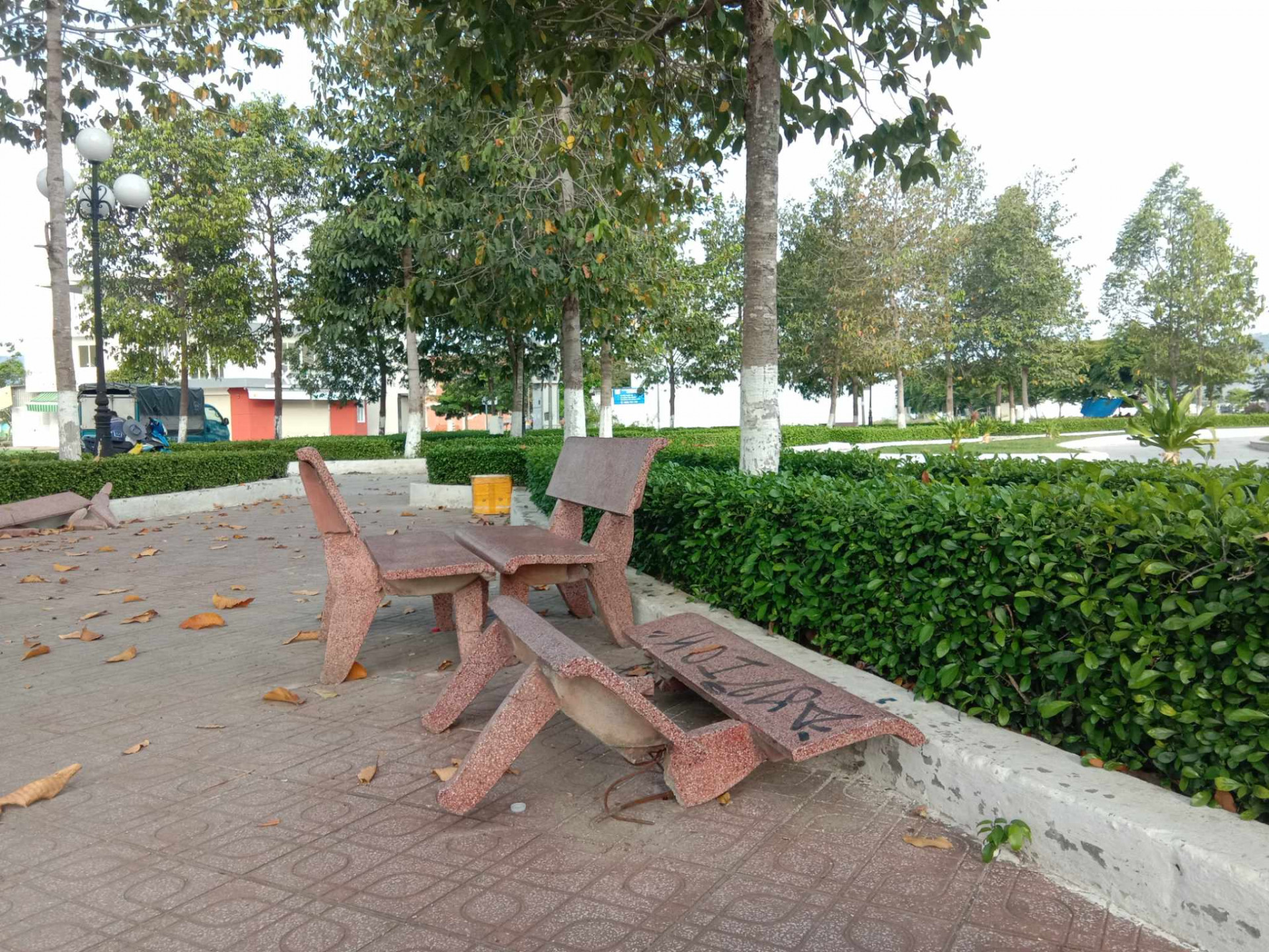 Cần di dời các ghế đá bị hỏng ở công viên