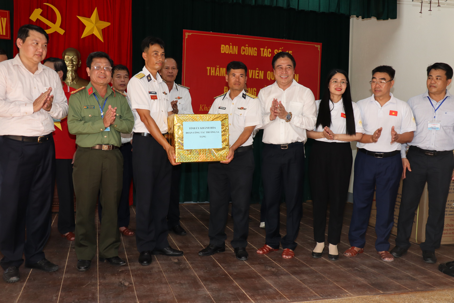 Đồng  chí  Nguyễn  Khắc  Toàn thay  mặt đoàn công tác tặng quà  của Tỉnh ủy Khánh Hòa cho đảo Song Tử Tây