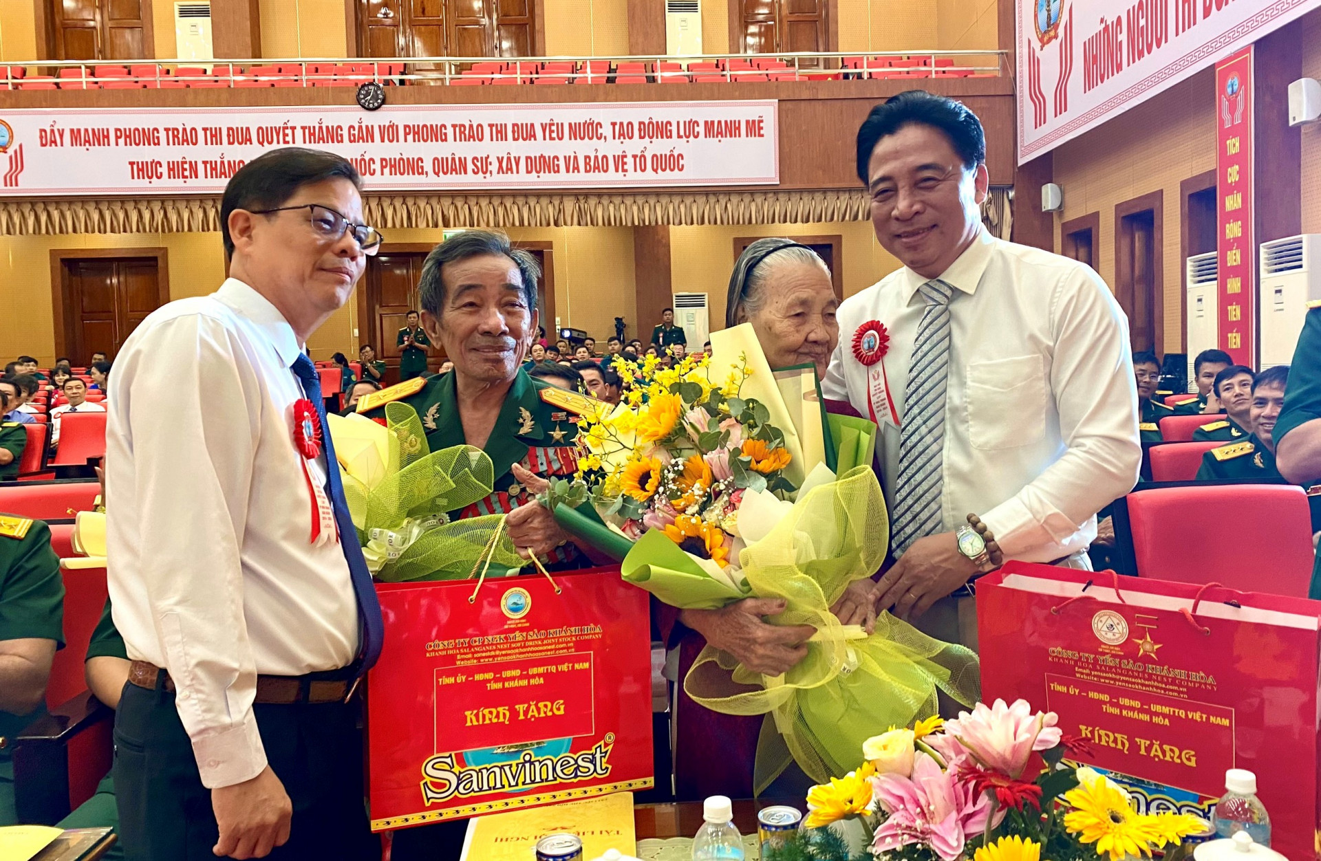 Đồng chí Nguyễn Khắc Toàn và đồng chí Nguyễn Tấn Tuân tặng quà cho Mẹ Việt Nam Anh hùng và Anh hùng lực lượng vũ trang nhân dân tại đại hội.