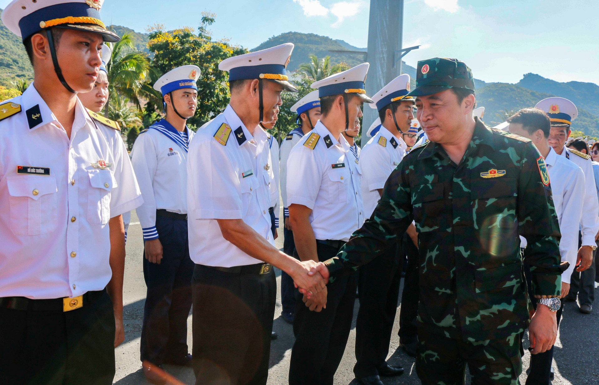 Đồng chí Nguyễn Khắc Toàn bắt tay cán bộ, chiến  sỹ  trước  khi  lên  tàu  Trường  Sa  571 đi thăm  và  làm  việc  tại  các  đảo  thuộc  huyện  Trường  Sa