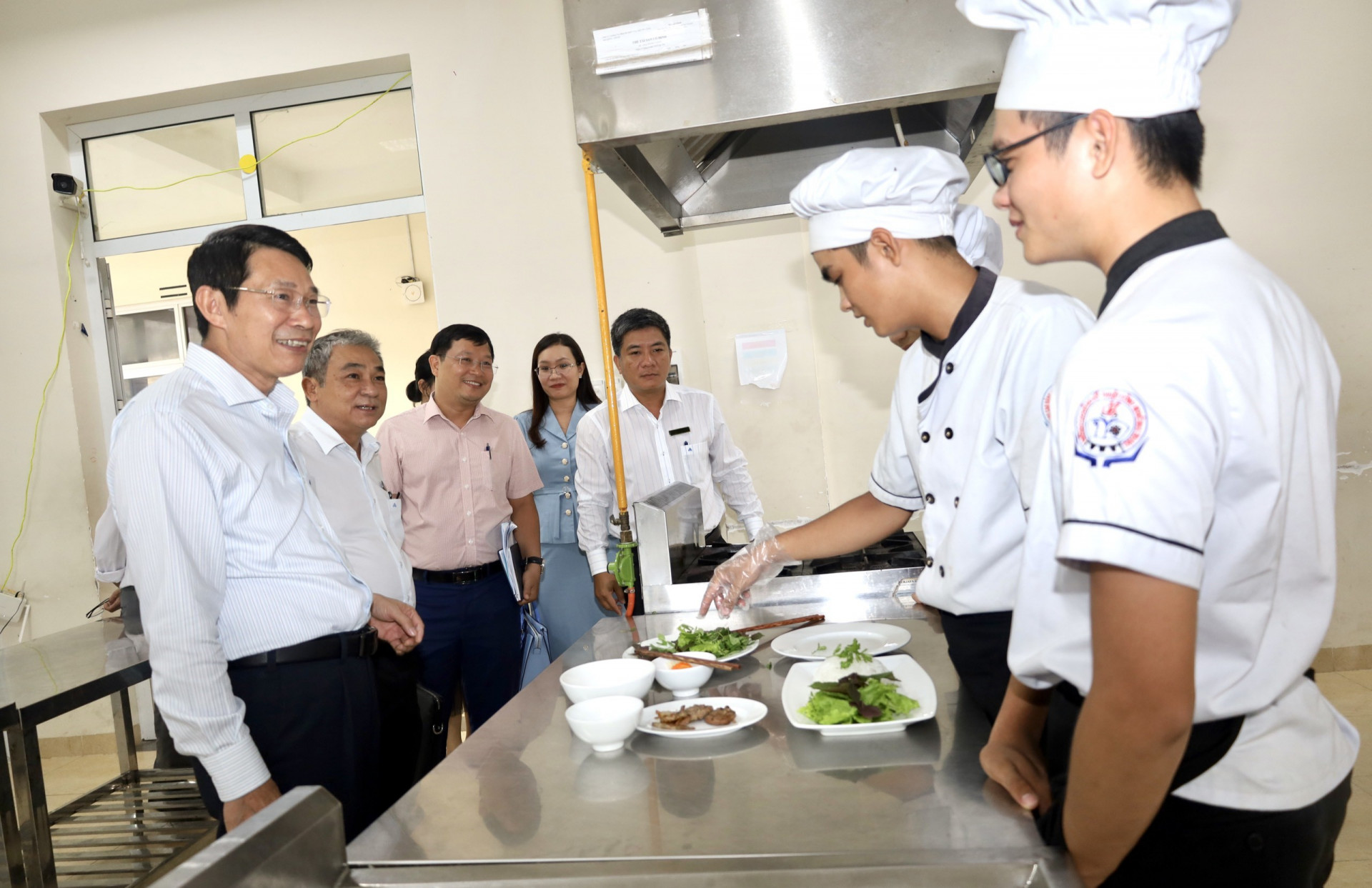 Đồng chí Đinh Văn Thiệu - Phó Chủ tịch UBND tỉnh kiểm tra công tác đào tạo nghề nhà hàng tại Trường Cao đẳng Kỹ thuật Công nghệ Nha Trang.