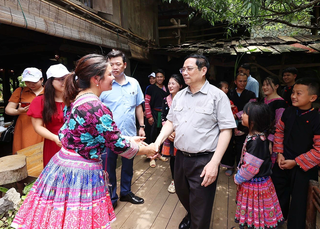 Ủy viên Bộ Chính trị, Thủ tướng Chính phủ Phạm Minh Chính thăm mô hình du lịch văn hoá cộng đồng tại xã Vân Hồ, huyện Vân Hồ, tỉnh Lai Châu_Nguồn: vietnamplus.vn

