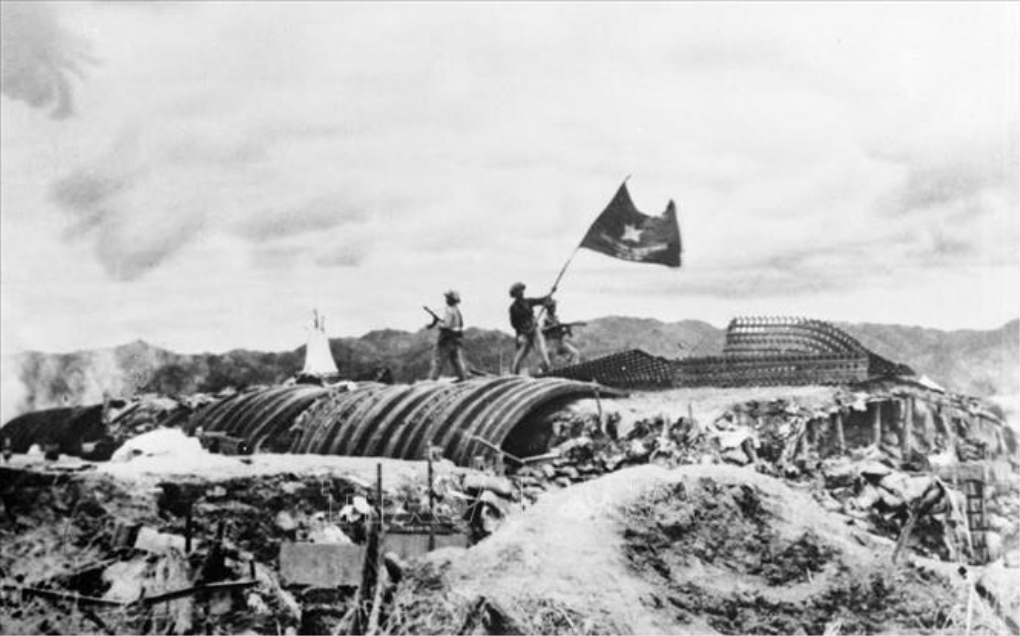 Chiều 7/5/1954, lá cờ Quyết chiến - Quyết thắng của Quân đội nhân dân Việt Nam tung bay trên nóc hầm tướng De Castries. Chiến dịch lịch sử Điện Biên Phủ đã toàn thắng. Ảnh: Tư liệu TTXVN

