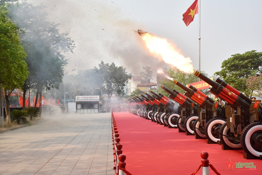 Màn bắn pháo lễ chào mừng 70 năm Chiến thắng Điện Biên Phủ tại lễ tổng duyệt. 

