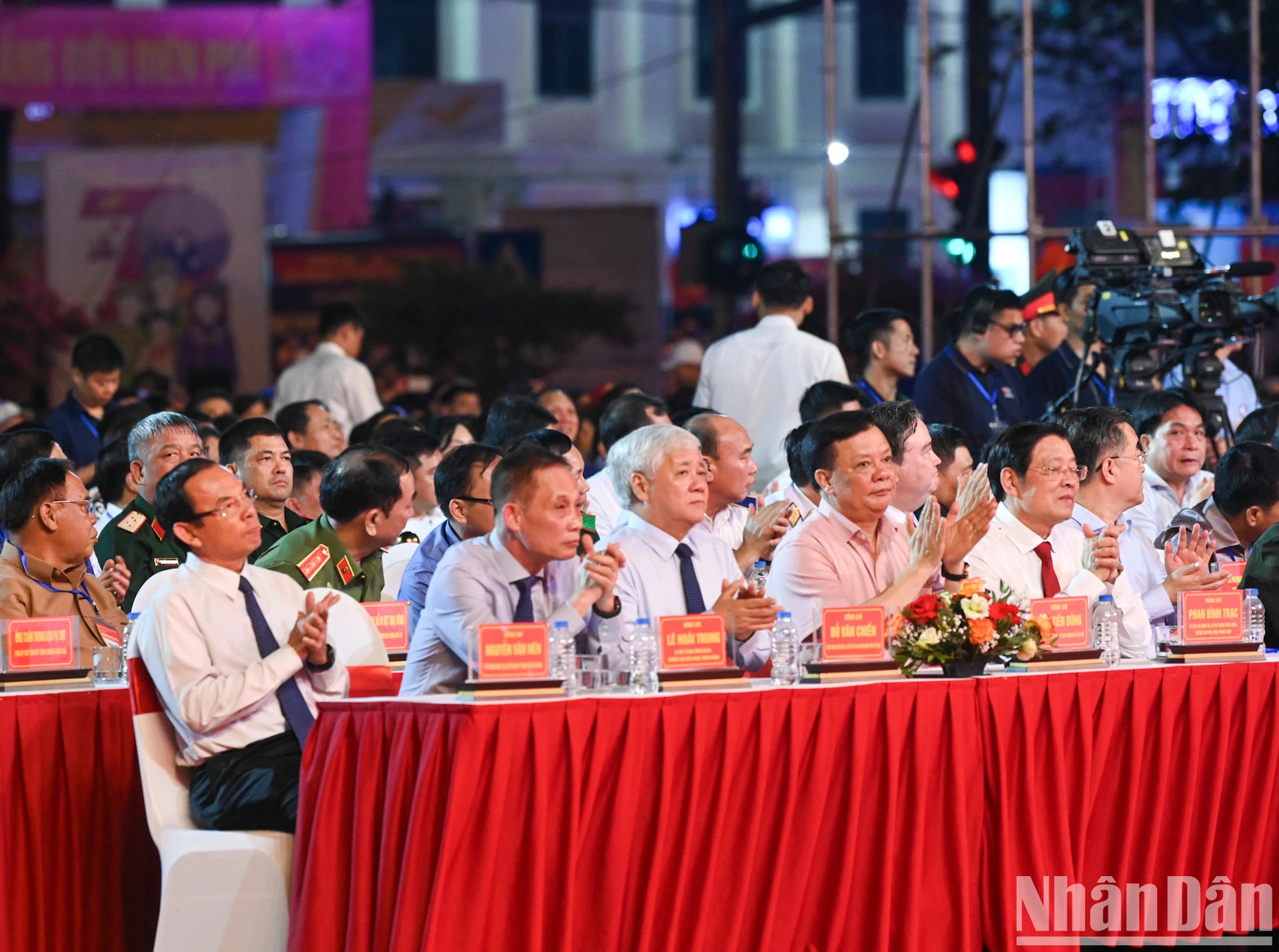 Các đồng chí lãnh đạo Đảng, Nhà nước tham dự chương trình.

