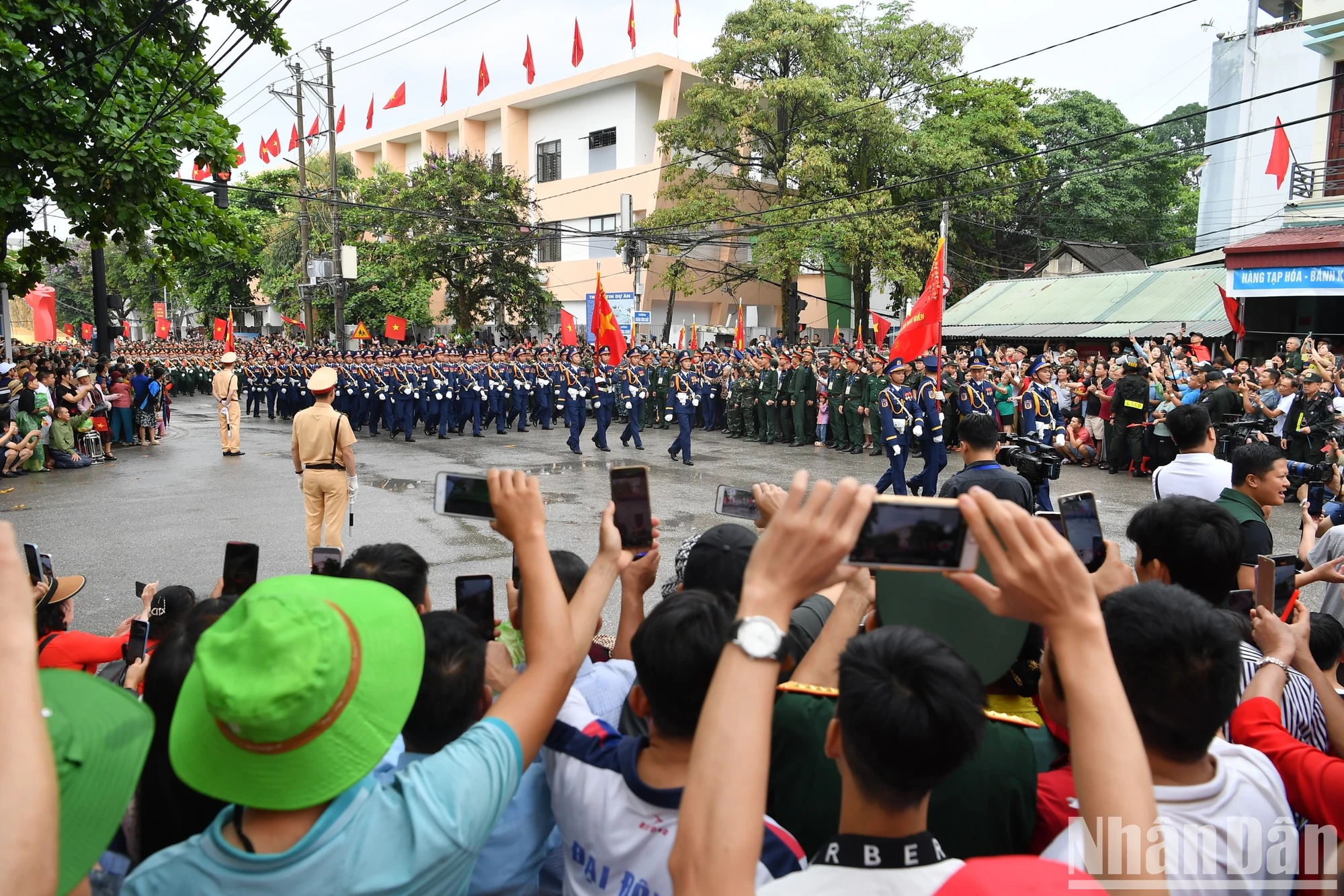 Ngay khi các khối diễu hành đi qua, người dân và du khách tại thành phố Điện Biên Phủ vô cùng hào hứng.

