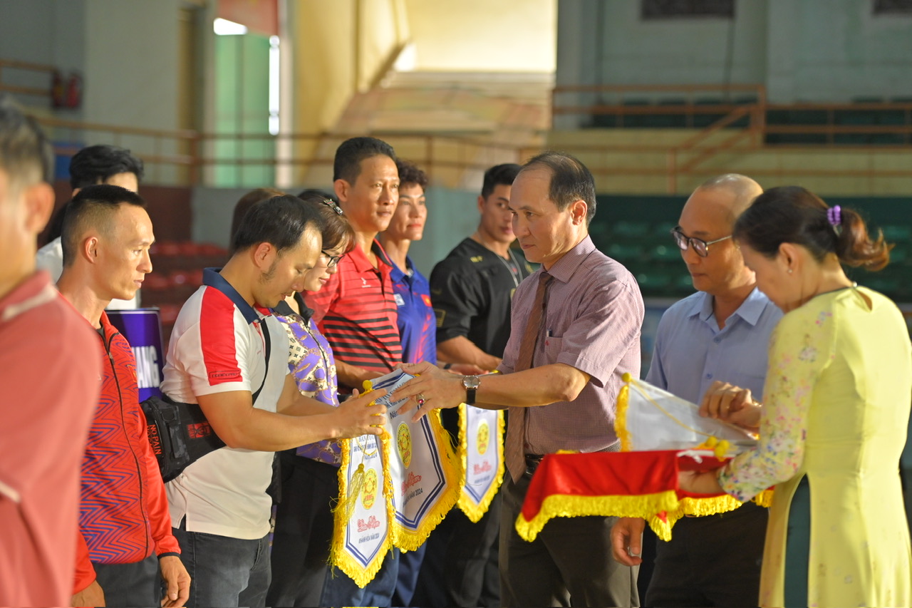 The organization board giving souvenir flags to the teams

