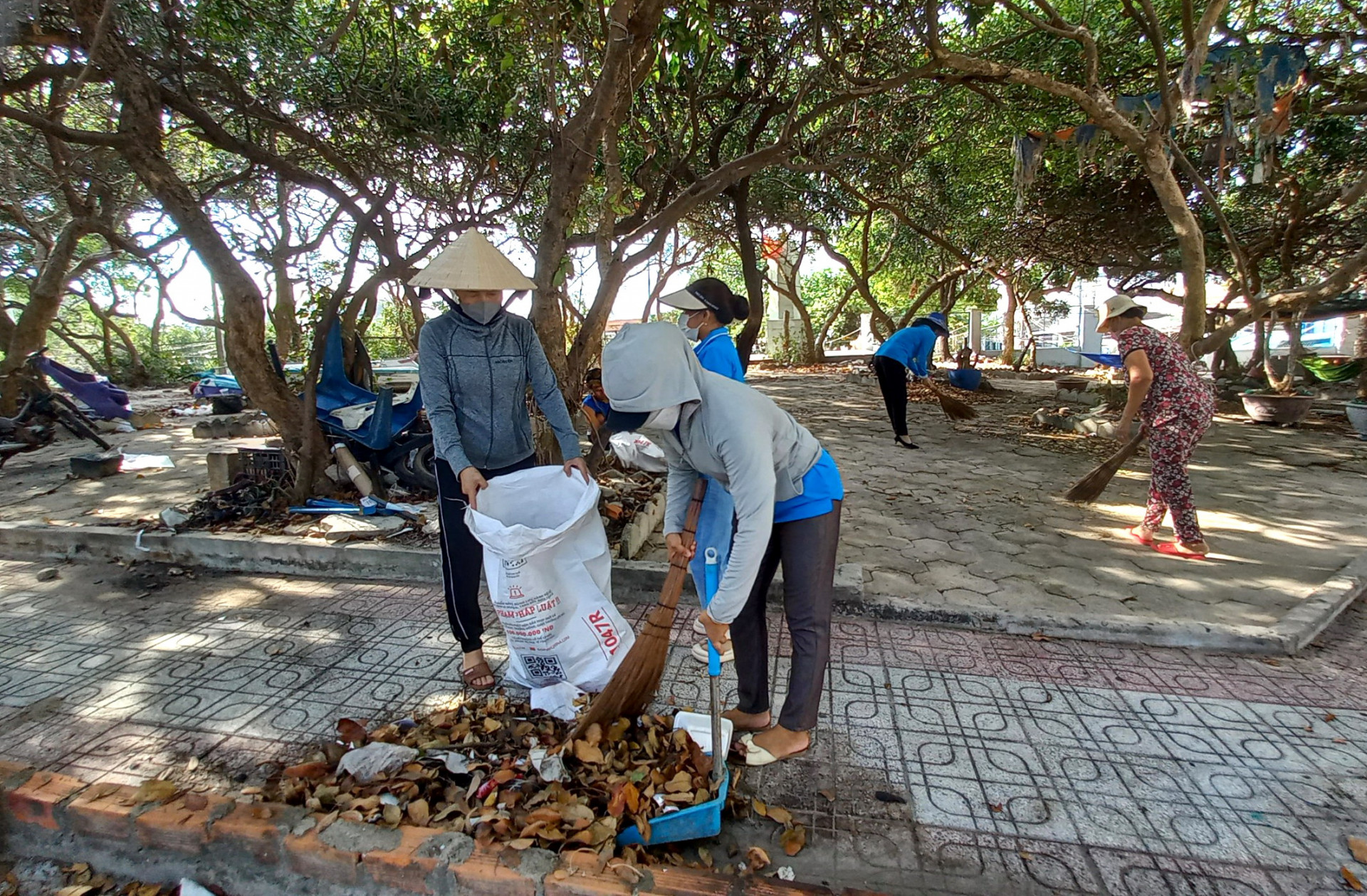 Sau lớp tập huấn, các cán bộ, hội viên phụ nữ và người dân trên đảo đã tham gia dọn vệ sinh môi trường.