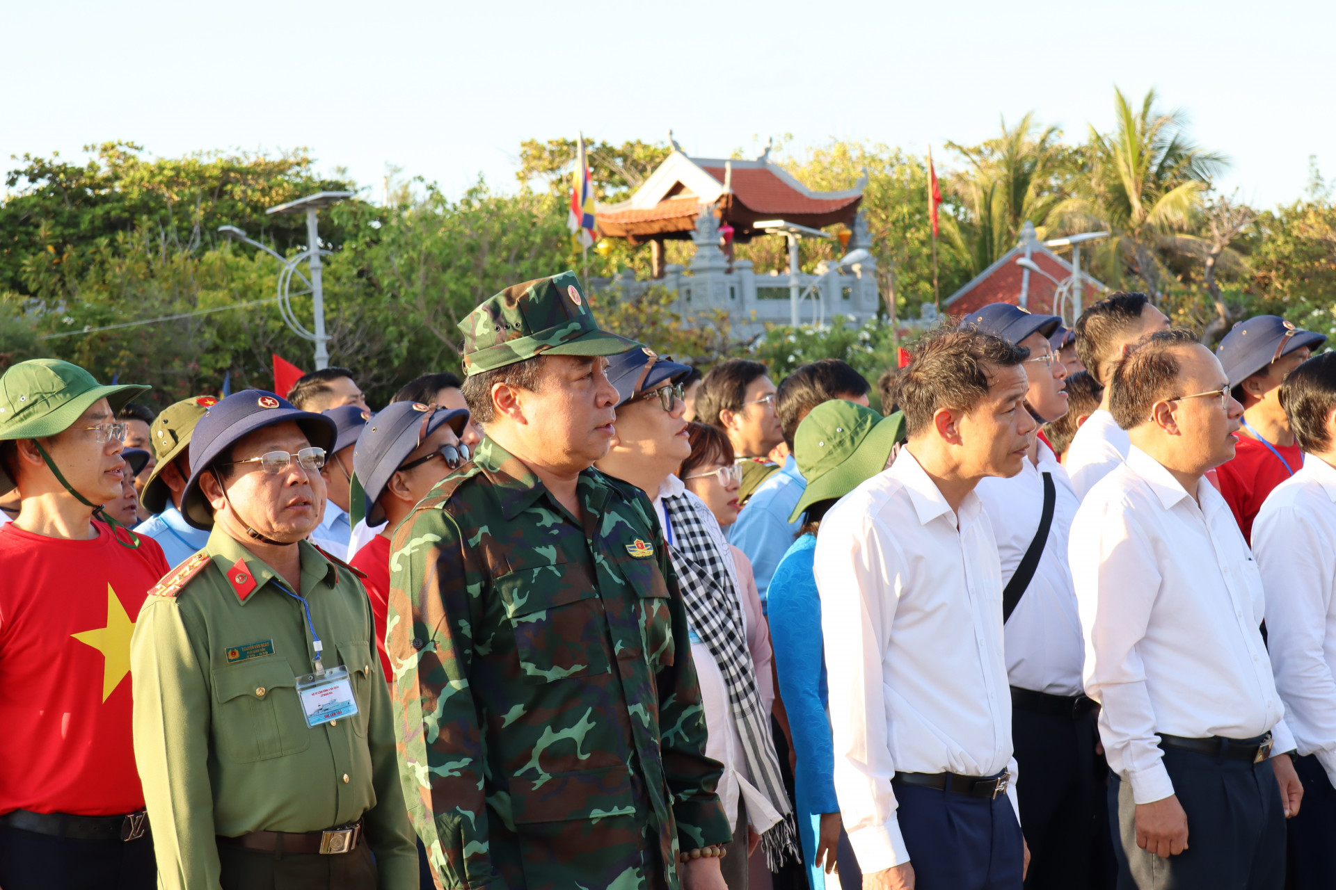Ông Nguyễn Khắc Toàn - Phó Bí thư Thường trực Tỉnh ủy, Chủ tịch HĐND tỉnh dự Lễ chào cờ
