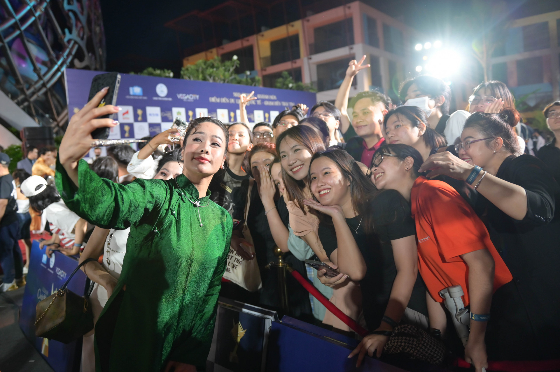 Actress Nhat Kim Anh interacting with audience at the 2023 Golden Kite Awards in Nha Trang (Photo: VINH THANH)

