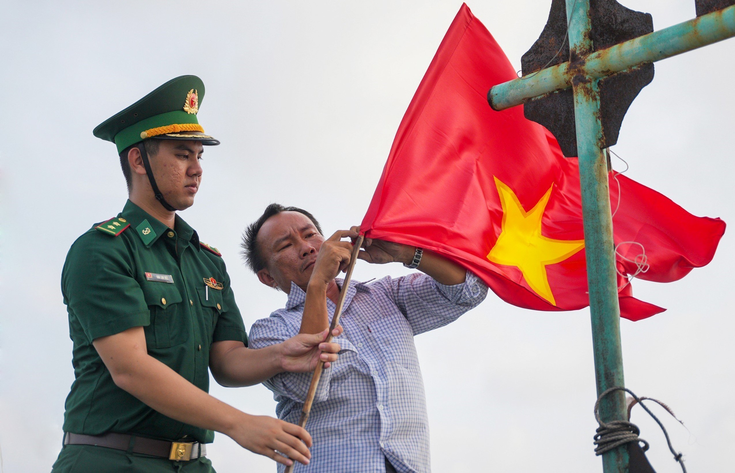 Bộ đội Biên phòng Trường Sa hỗ trợ ngư dân vươn khơi bám biển_Nguồn: vietnamplus.vn

