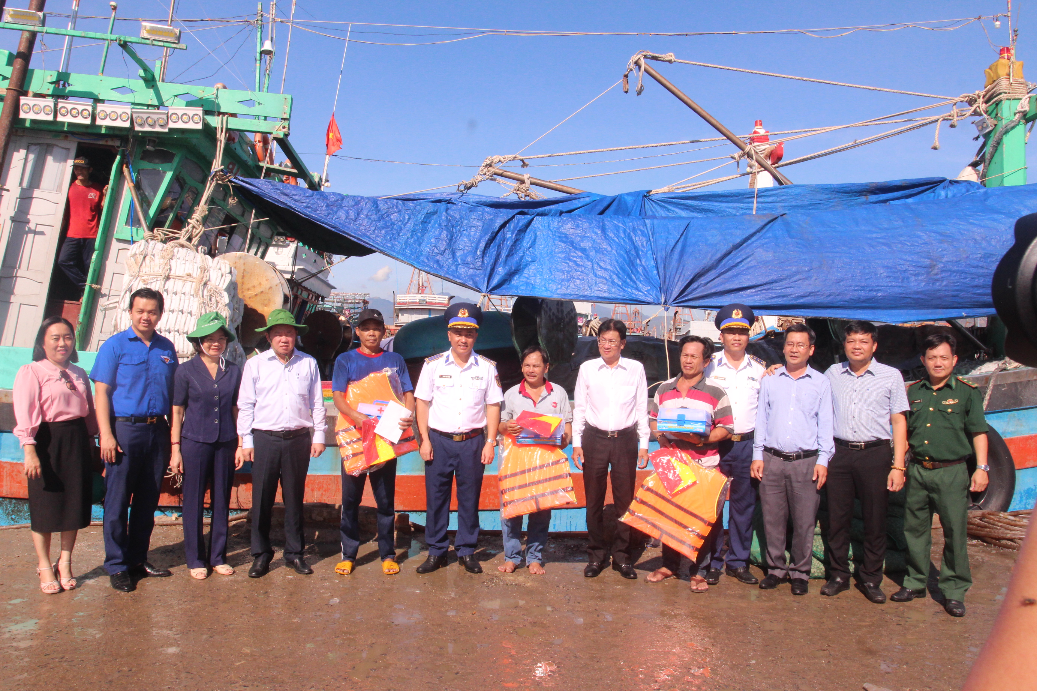 Cảnh sát biển đồng hành với ngư dân tại TP. Cam Ranh