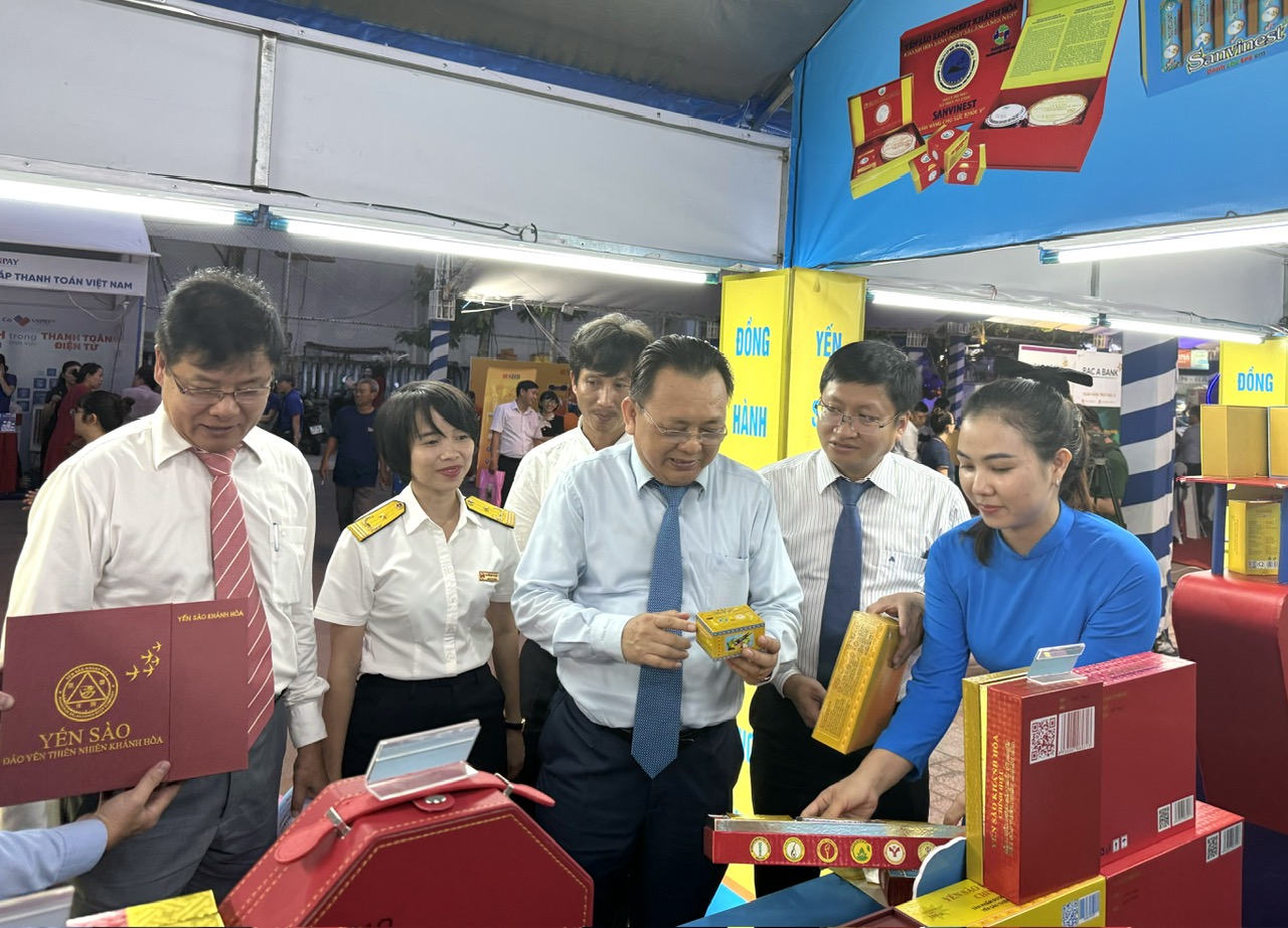 The representatives visiting the stall of Khanh Hoa salanganes nest products

