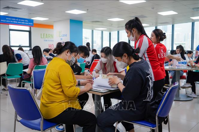 Thí sinh đến nhập học tại trường Đại học Kinh tế Tài chính Thành phố Hồ Chí Minh. Ảnh: Thu Hoài/TTXVN