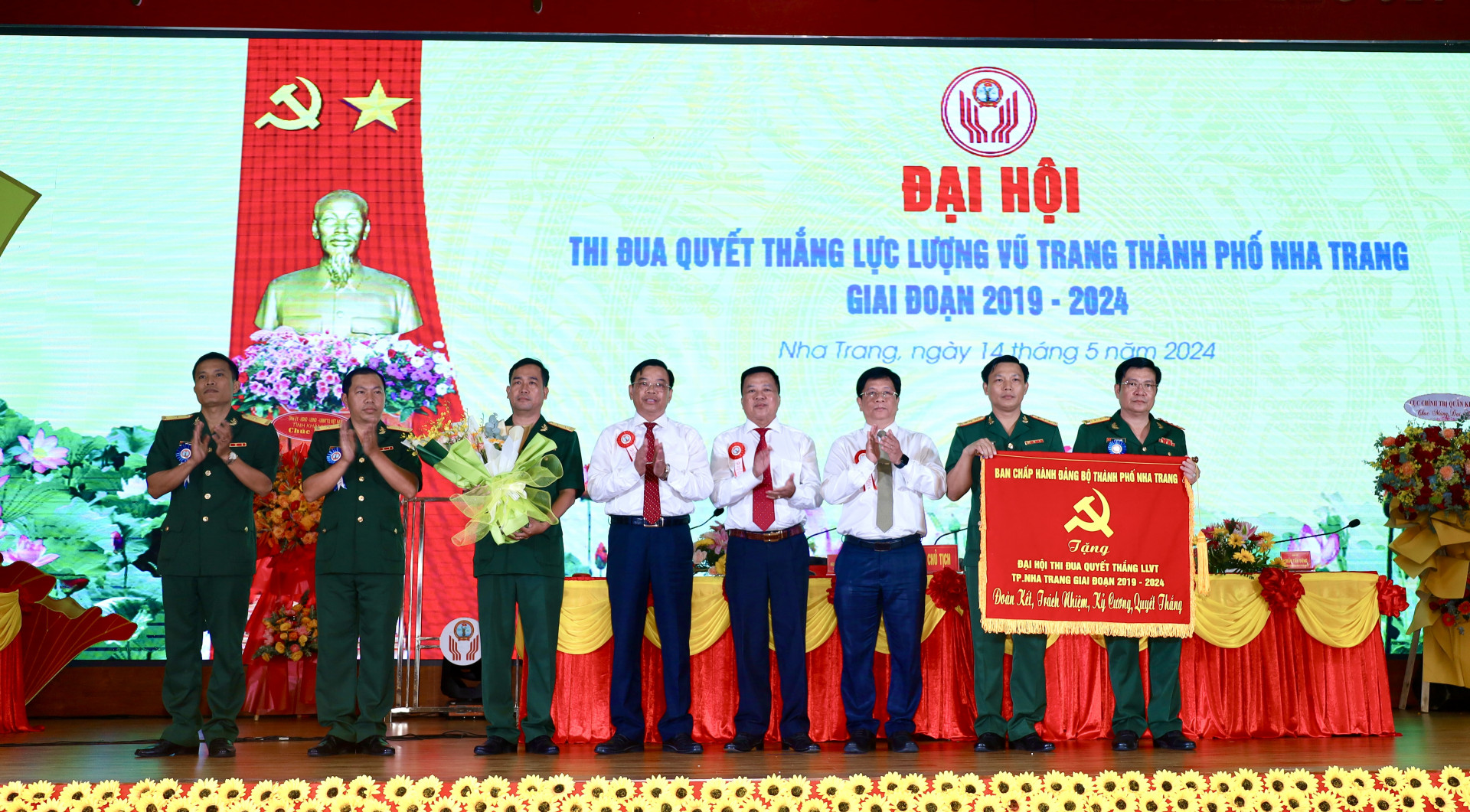 Ban Chấp hành Đảng bộ TP. Nha Trang tặng bức trướng chúc mừng đại hội.