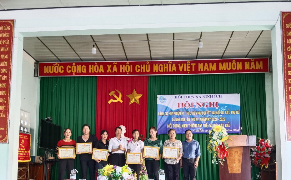 UBND xã Ninh Ích tặng giấy khen cho các tập thể và cá nhân tiêu biểu trong công tác Hội và phong trào phụ nữ nửa nhiệm kỳ qua.