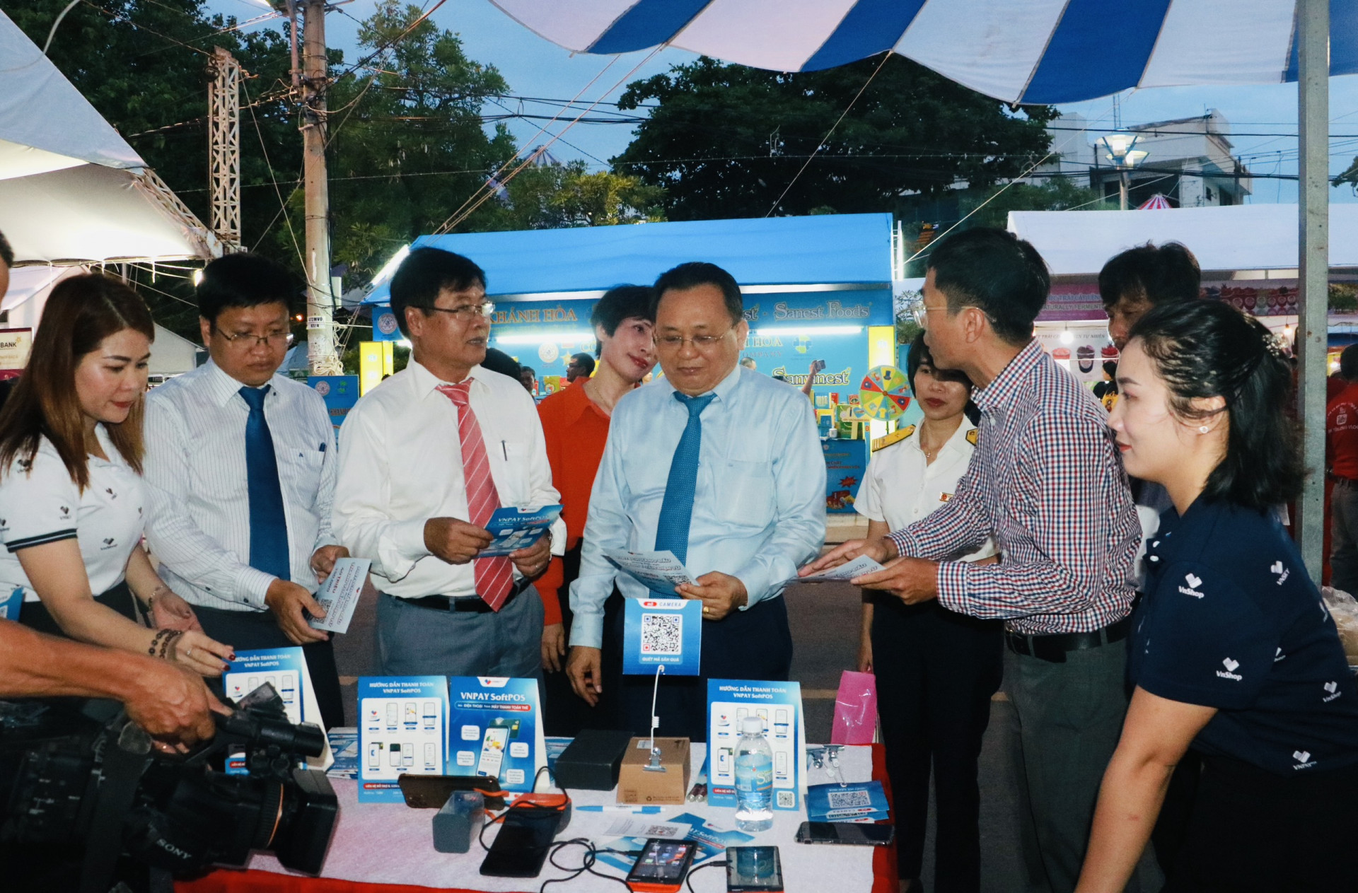 The representatives learning about cashless payment services

