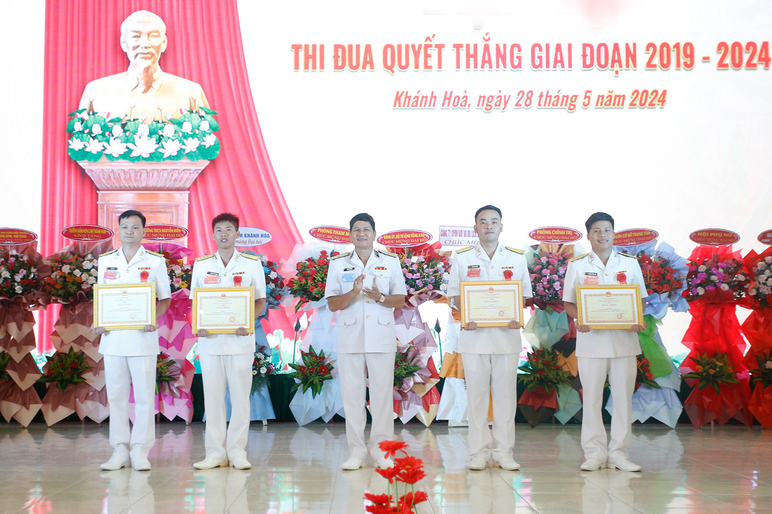 Vùng 4 Hải quân khen thưởng các tập thể, cá nhân có thành tích tốt.