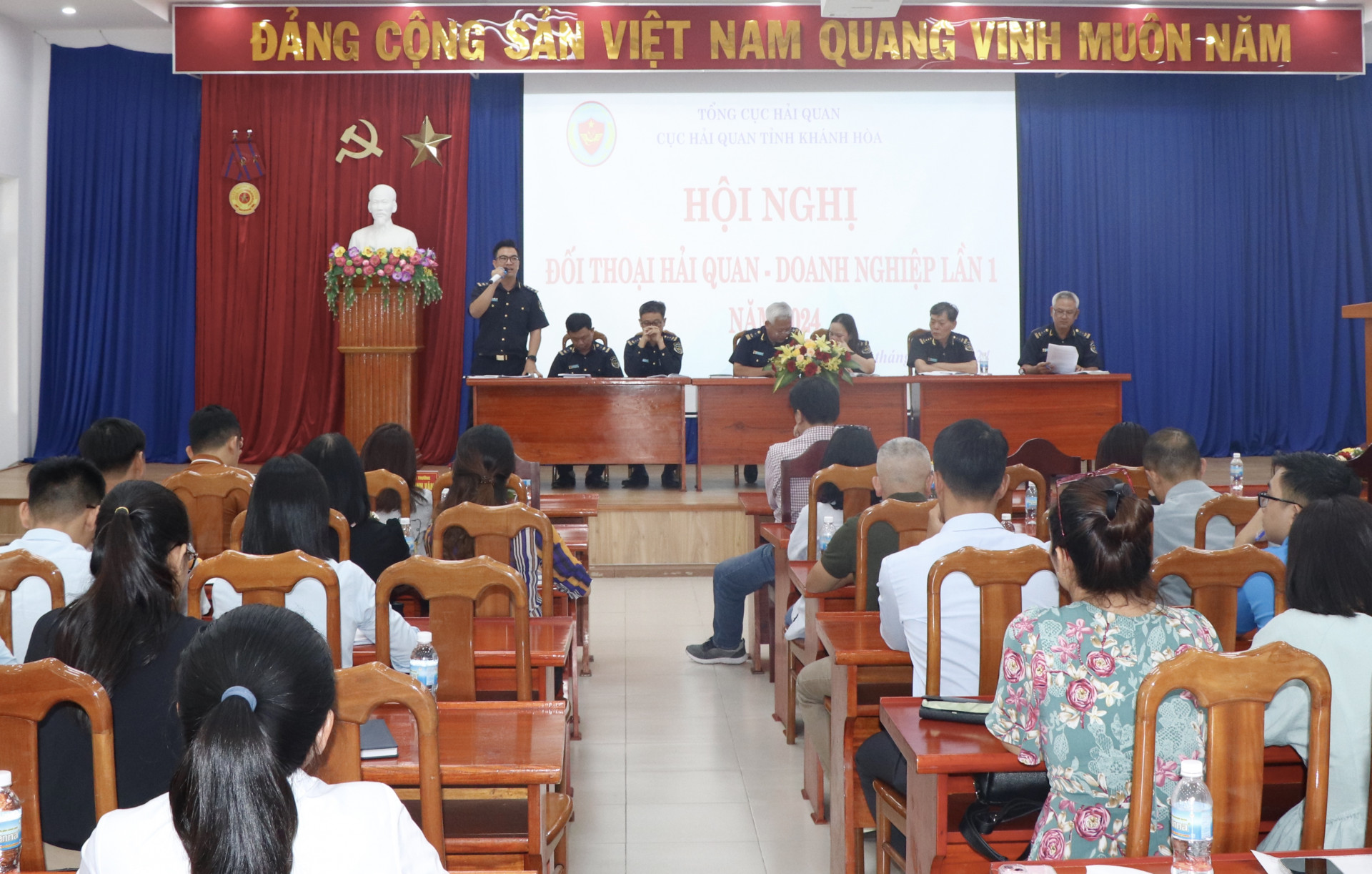 Đại diện Chi cục Hải quan cửa khẩu Cảng Nha Trang trả lời kiến nghị của doanh nghiệp.