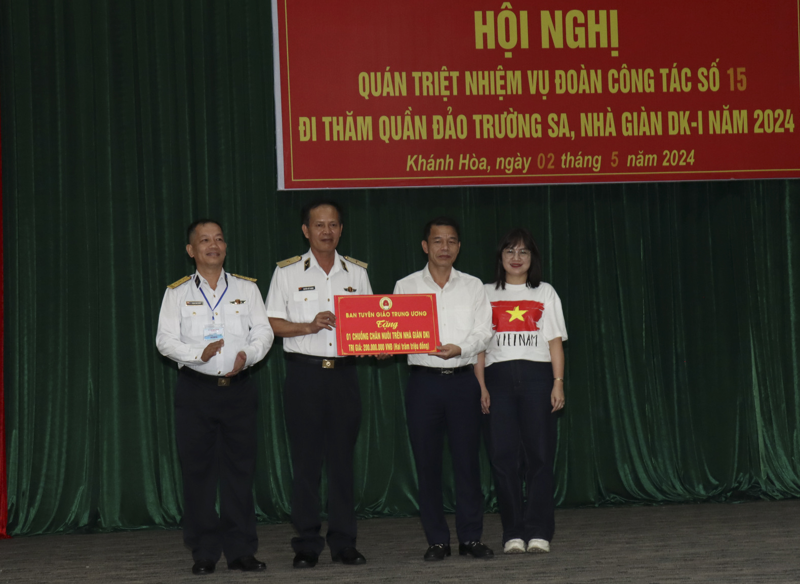 Ông Vũ Thanh Mai trao quà cho đại diện Quân chủng Hải quân.