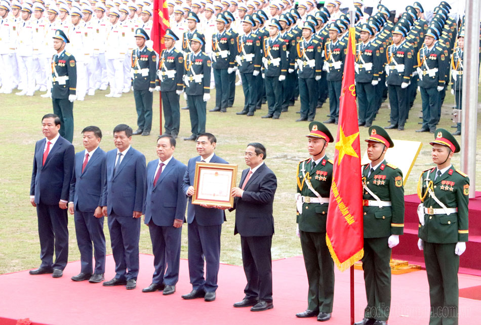 Thủ tướng Chính phủ Phạm Minh Chính trao Huân chương Độc lập hạng Nhất cho Đảng bộ, chính quyền và Nhân dân tỉnh Điện Biên.

