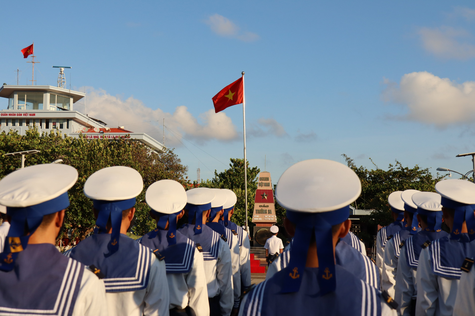 Quốc kỳ tung bay trên đảo Trường Sa đầy kiêu hãnh, oai hùng
