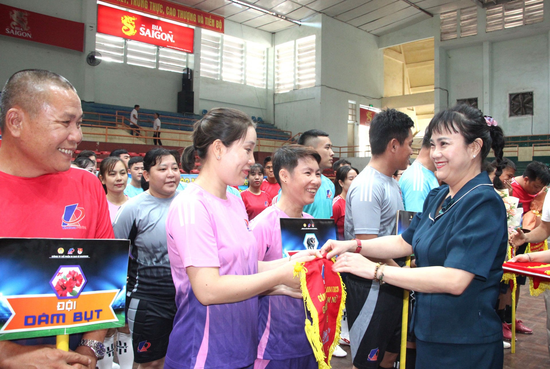 The leaders of Khatoco Packaging Printing Joint Stock Company offering souvenir flags to the teams

